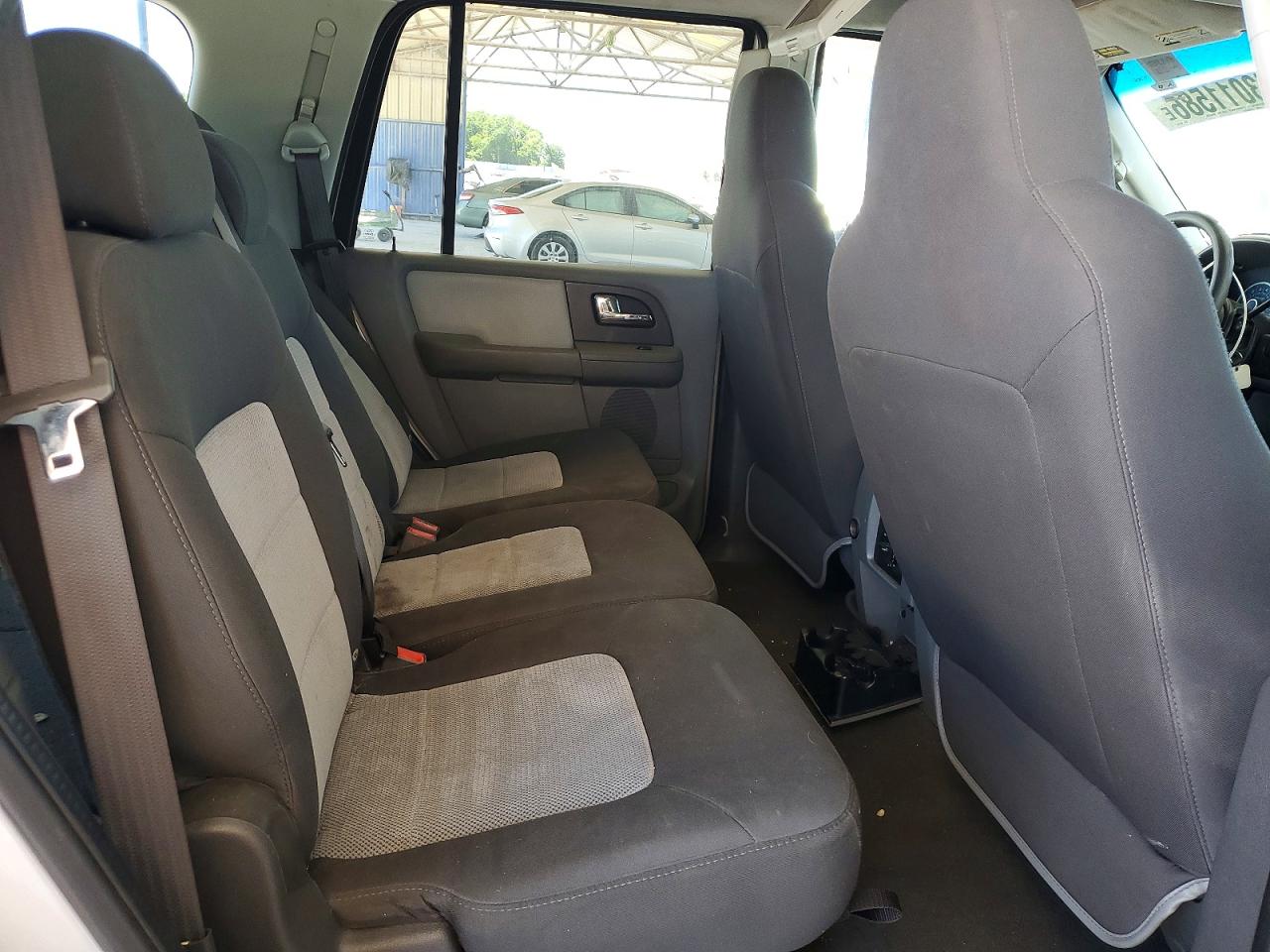 2005 Ford Expedition Xlt Silver vin: 1FMPU15505LA53103
