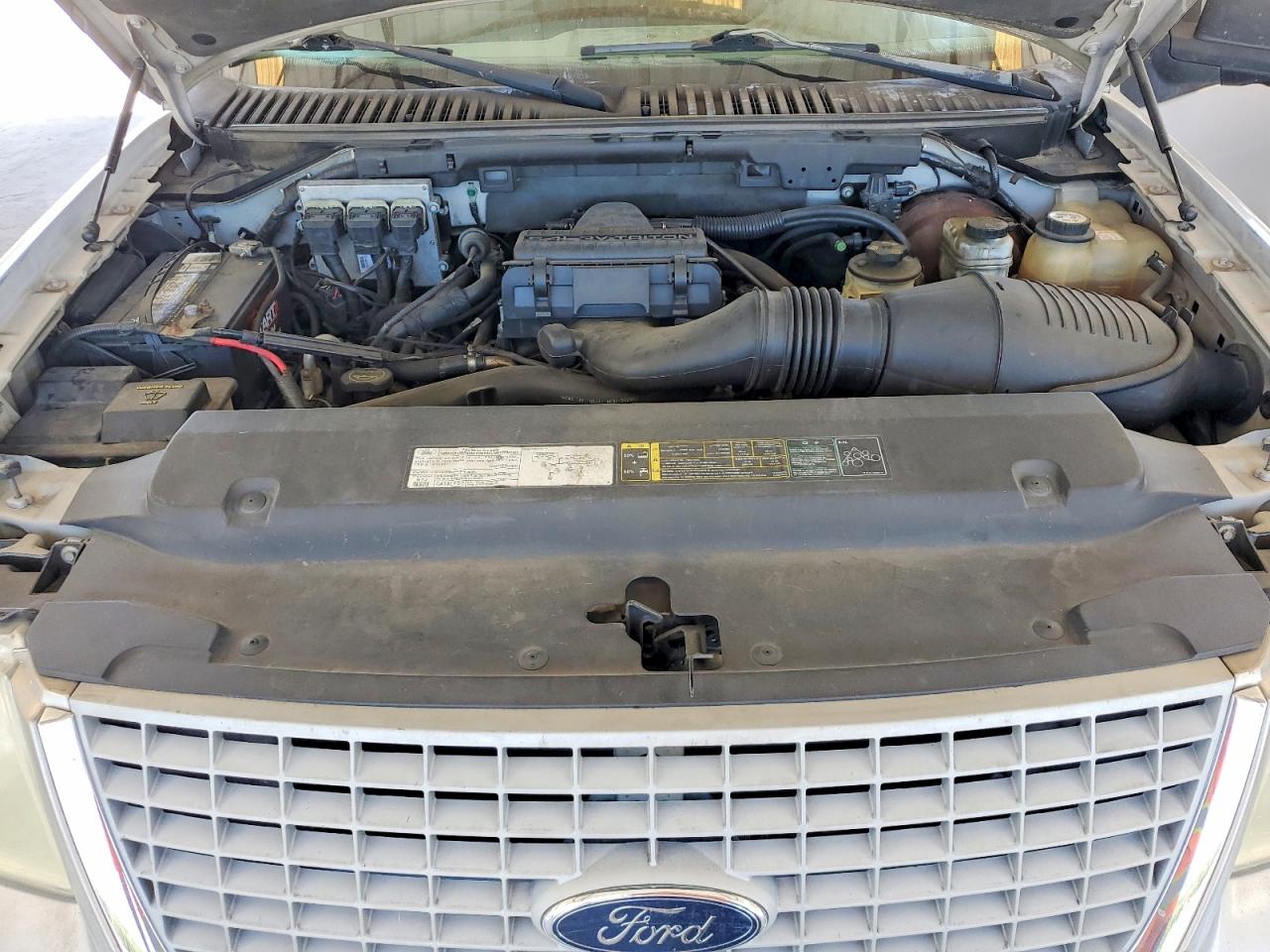 2005 Ford Expedition Xlt Silver vin: 1FMPU15505LA53103