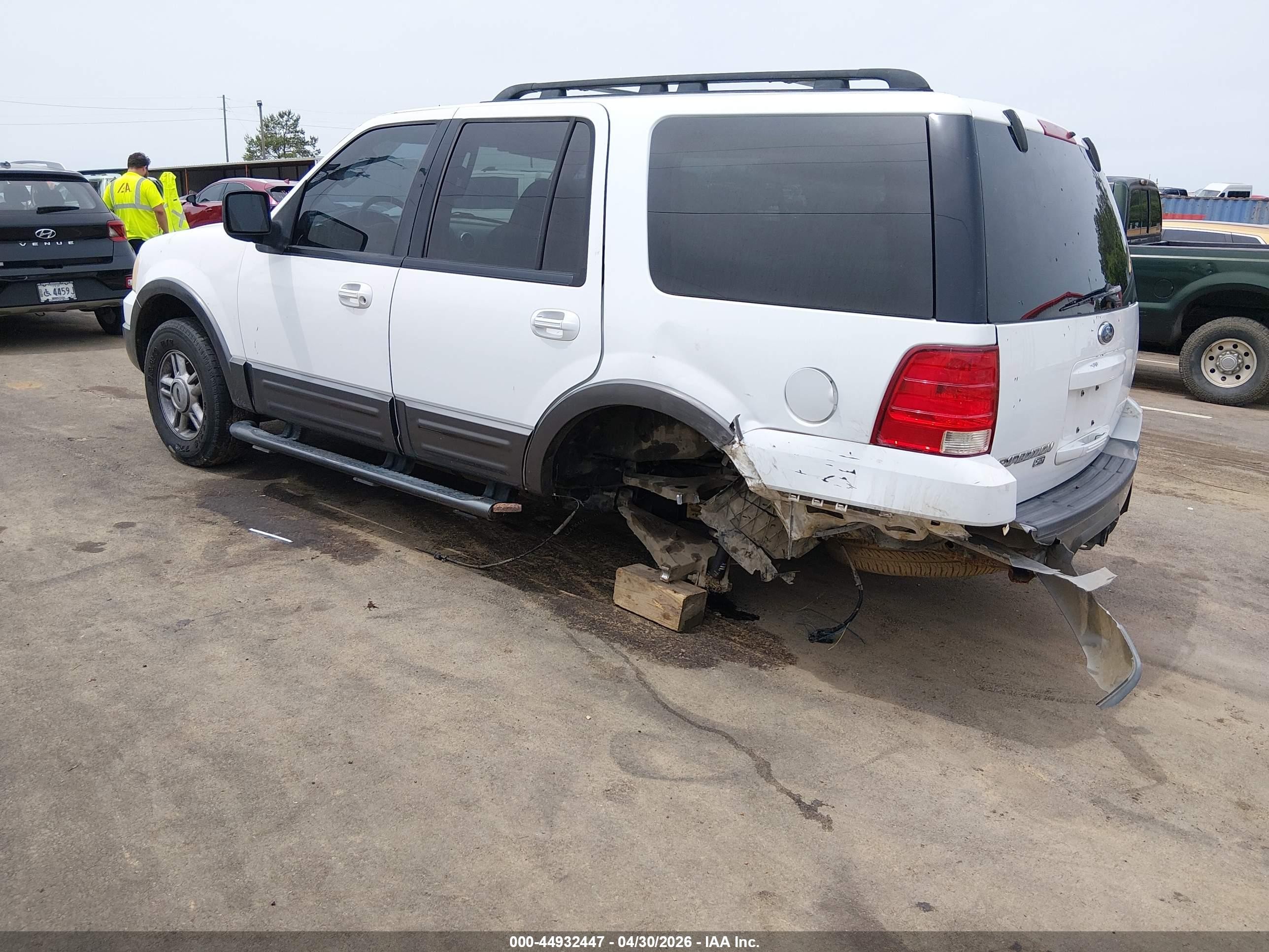 2005 Ford Expedition Xlt Белый vin: 1FMPU15515LA28775