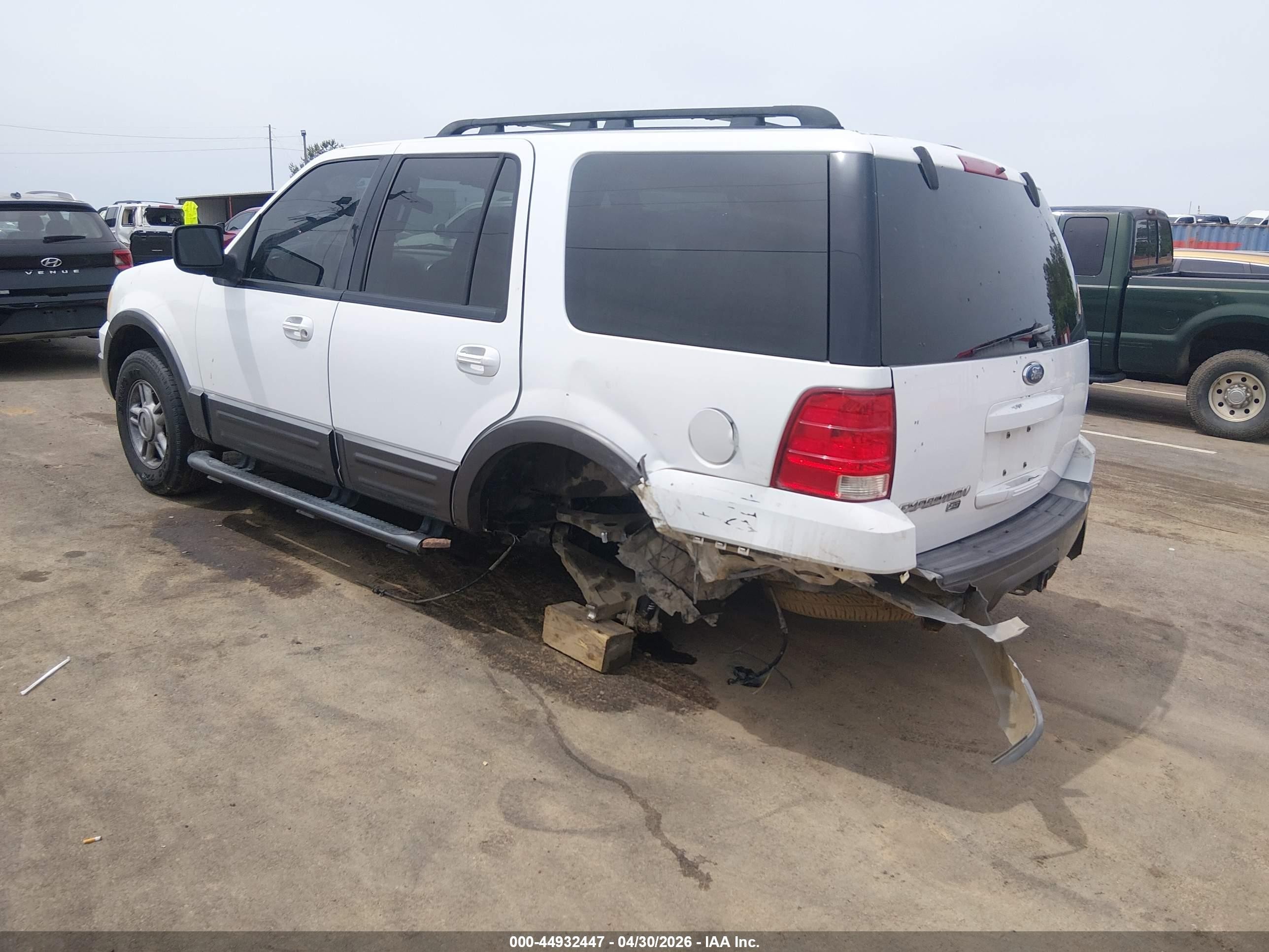 2005 Ford Expedition Xlt Белый vin: 1FMPU15515LA28775