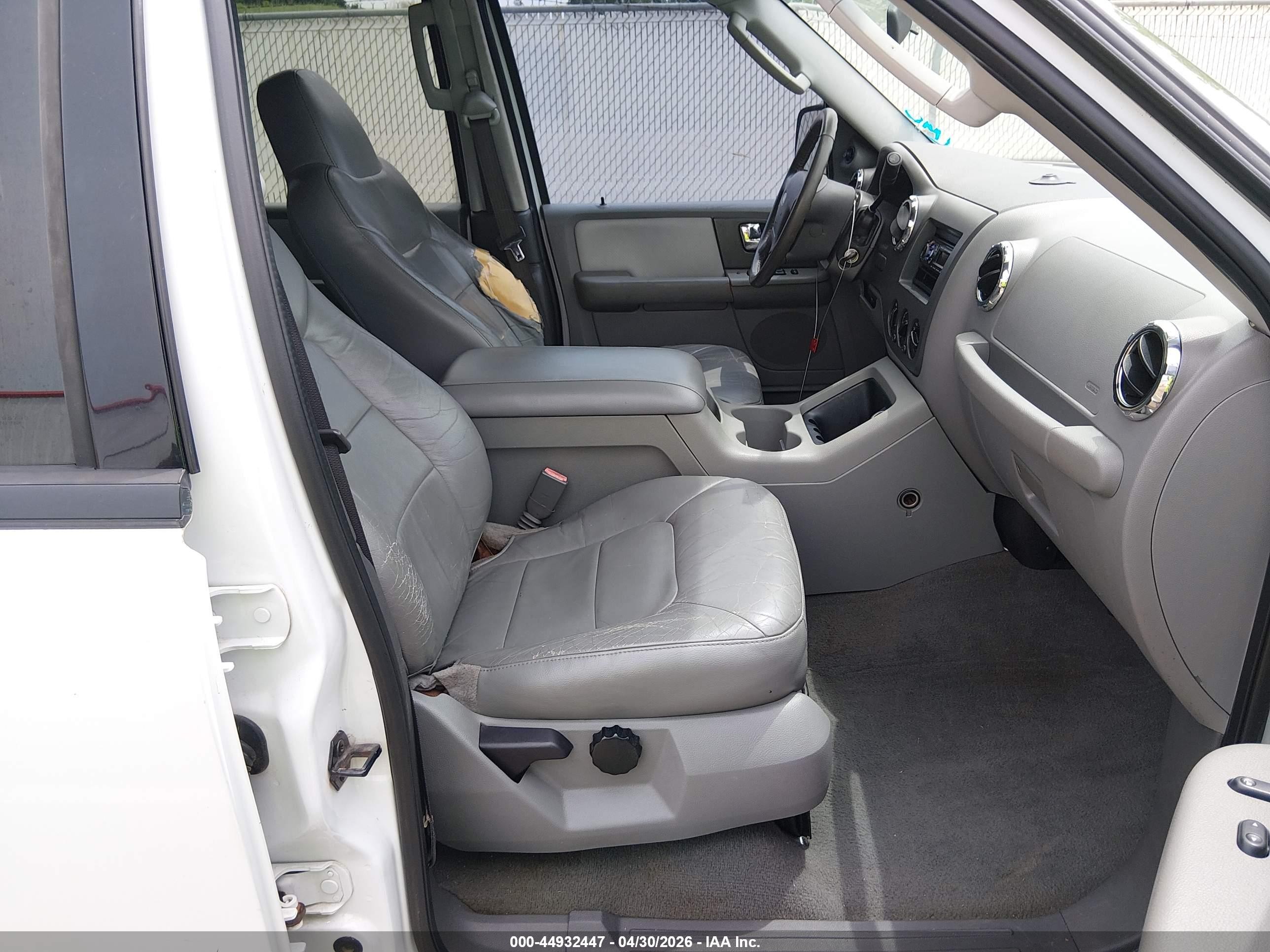 2005 Ford Expedition Xlt Белый vin: 1FMPU15515LA28775