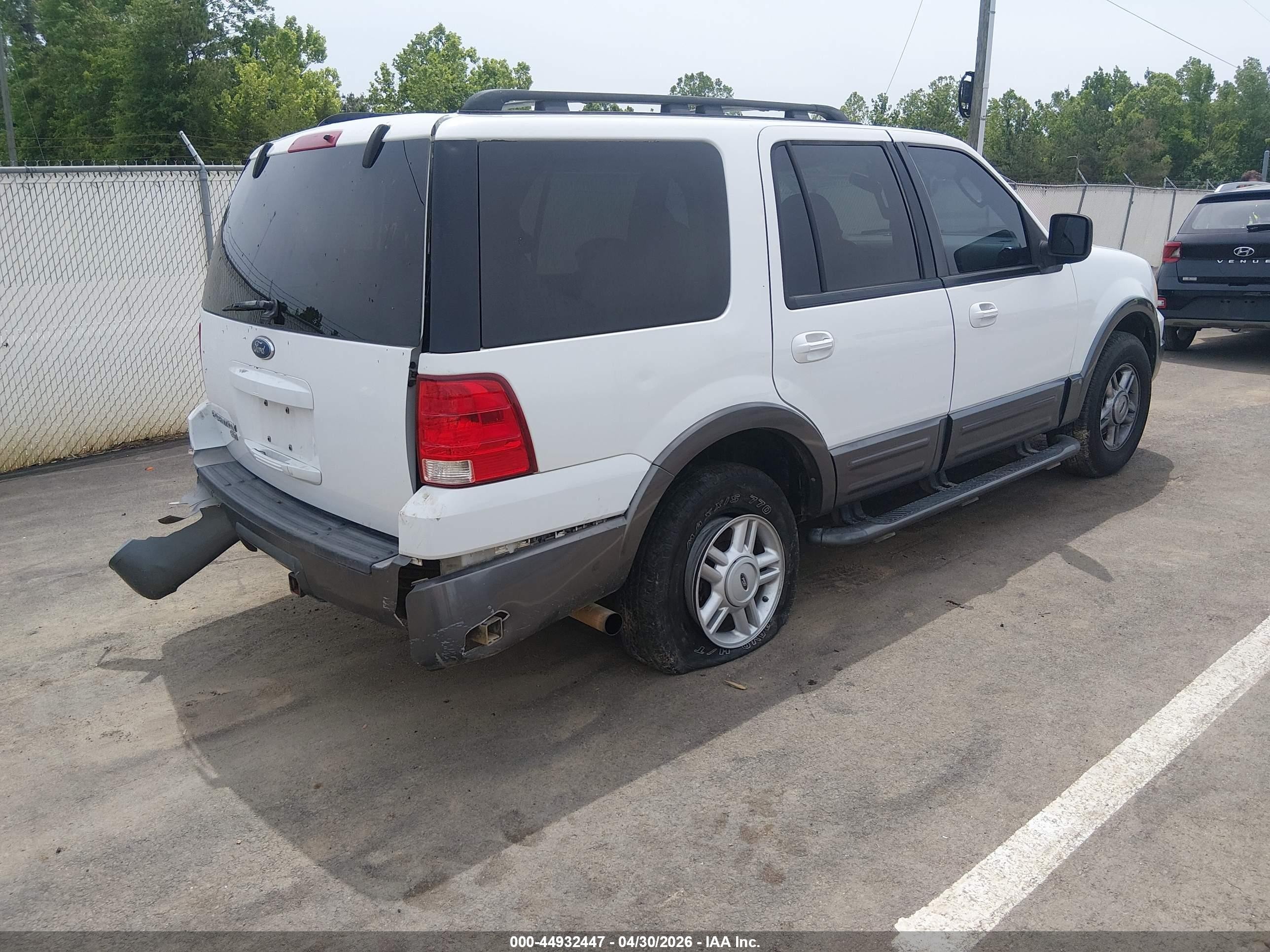2005 Ford Expedition Xlt Белый vin: 1FMPU15515LA28775