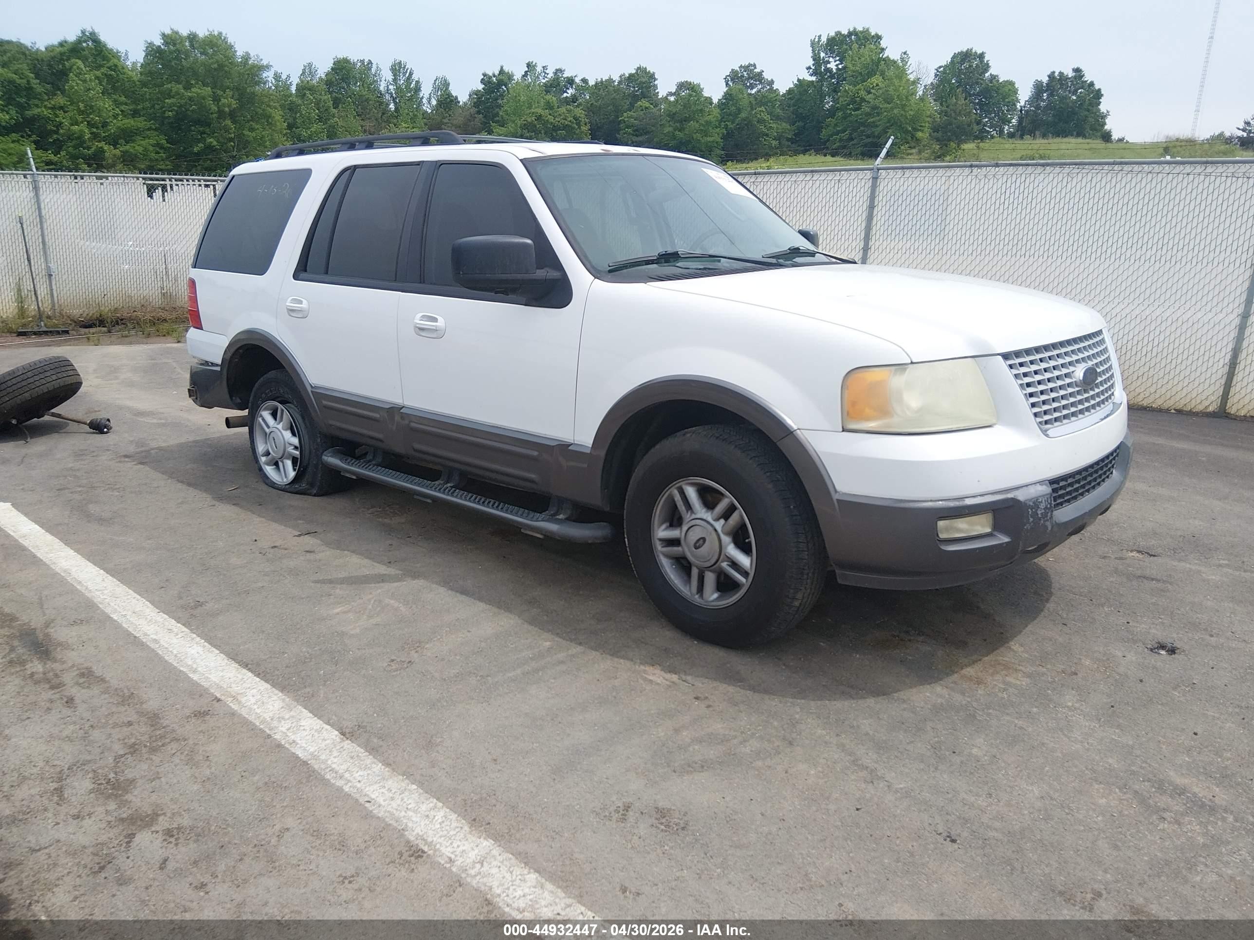 2005 Ford Expedition Xlt White vin: 1FMPU15515LA28775
