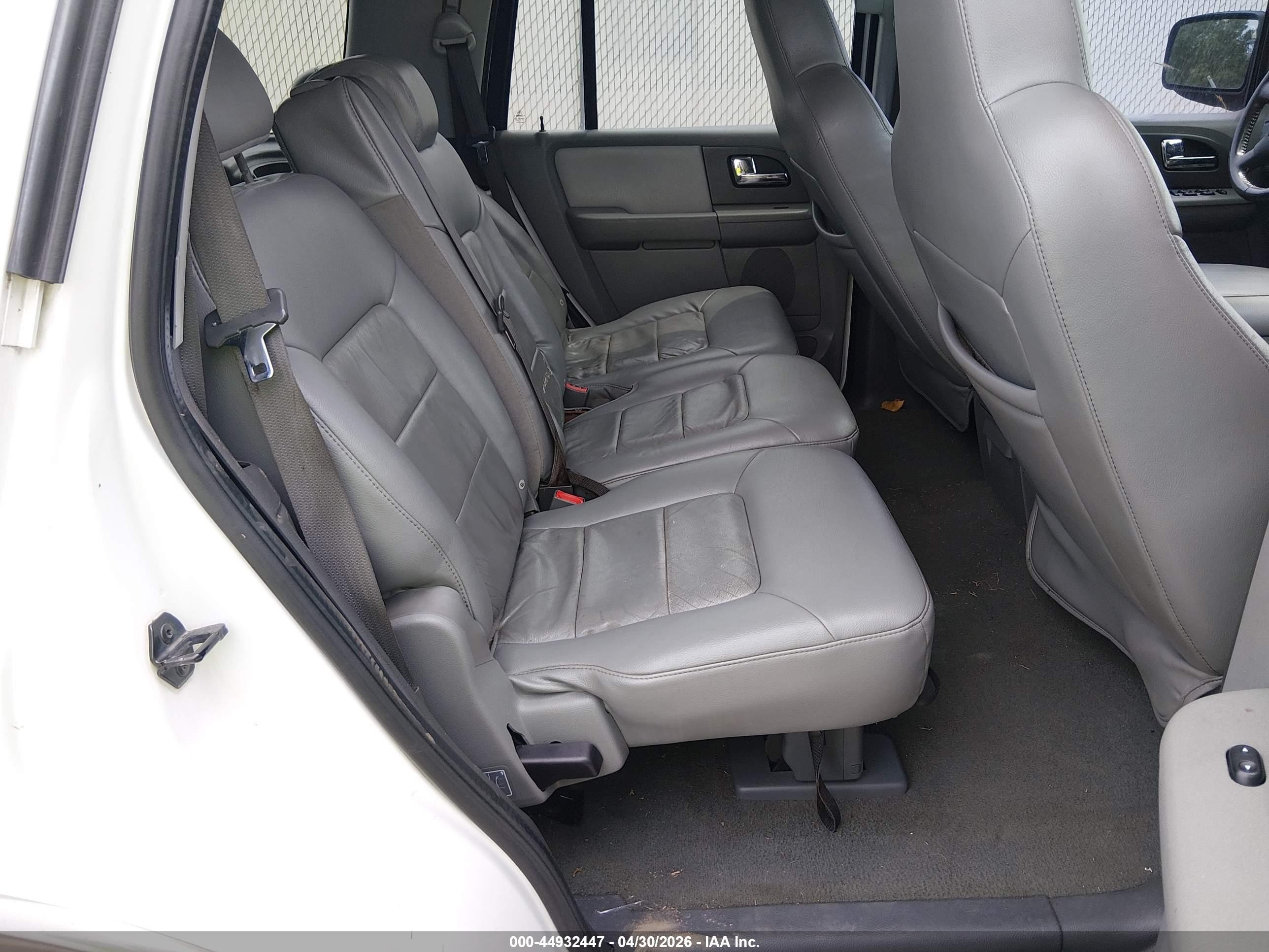 2005 Ford Expedition Xlt Белый vin: 1FMPU15515LA28775