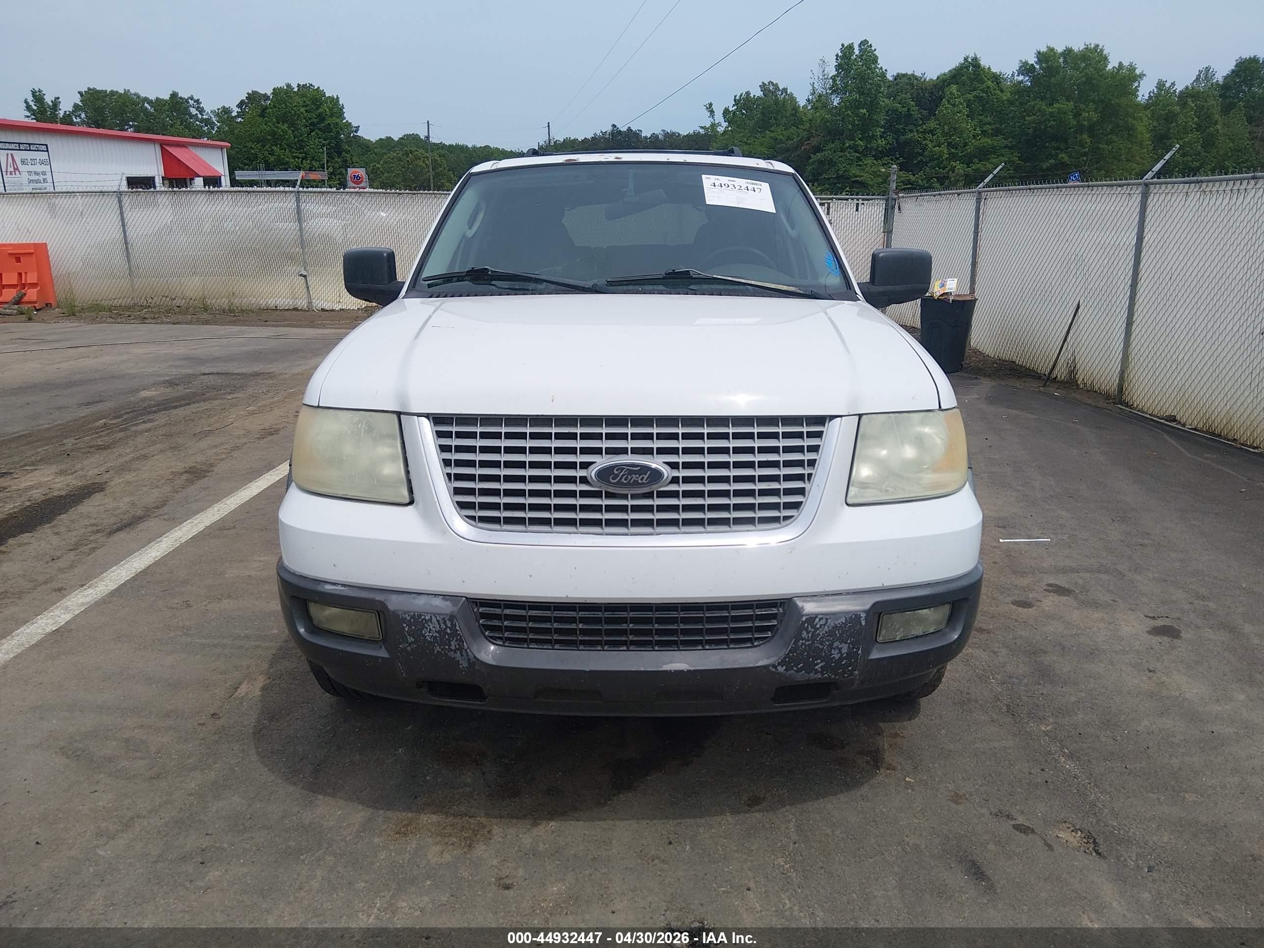 2005 Ford Expedition Xlt Белый vin: 1FMPU15515LA28775