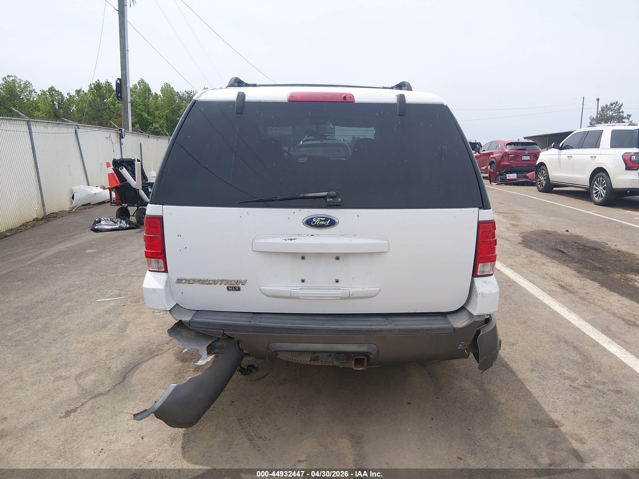 2005 Ford Expedition Xlt Белый vin: 1FMPU15515LA28775