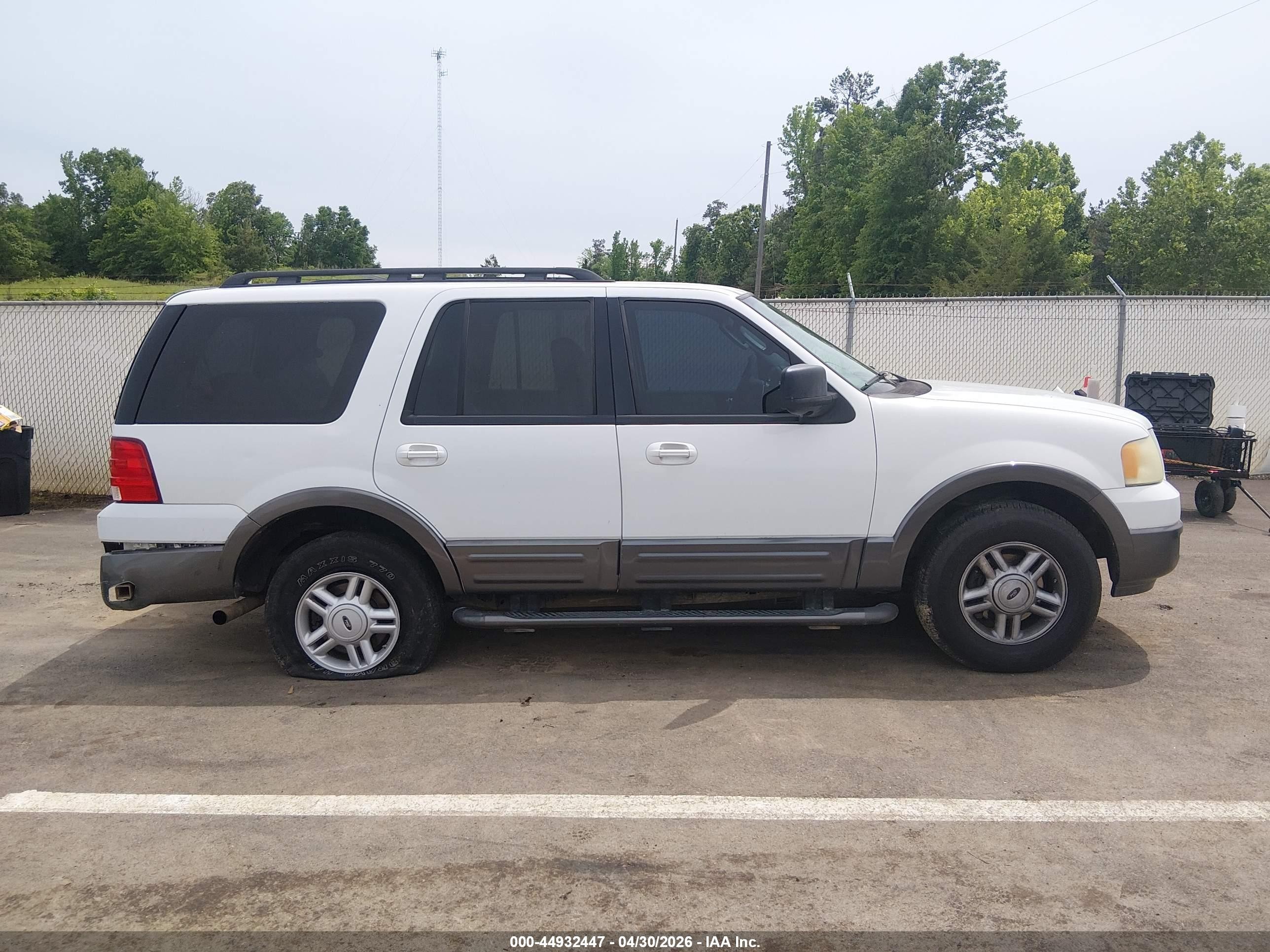 2005 Ford Expedition Xlt Белый vin: 1FMPU15515LA28775