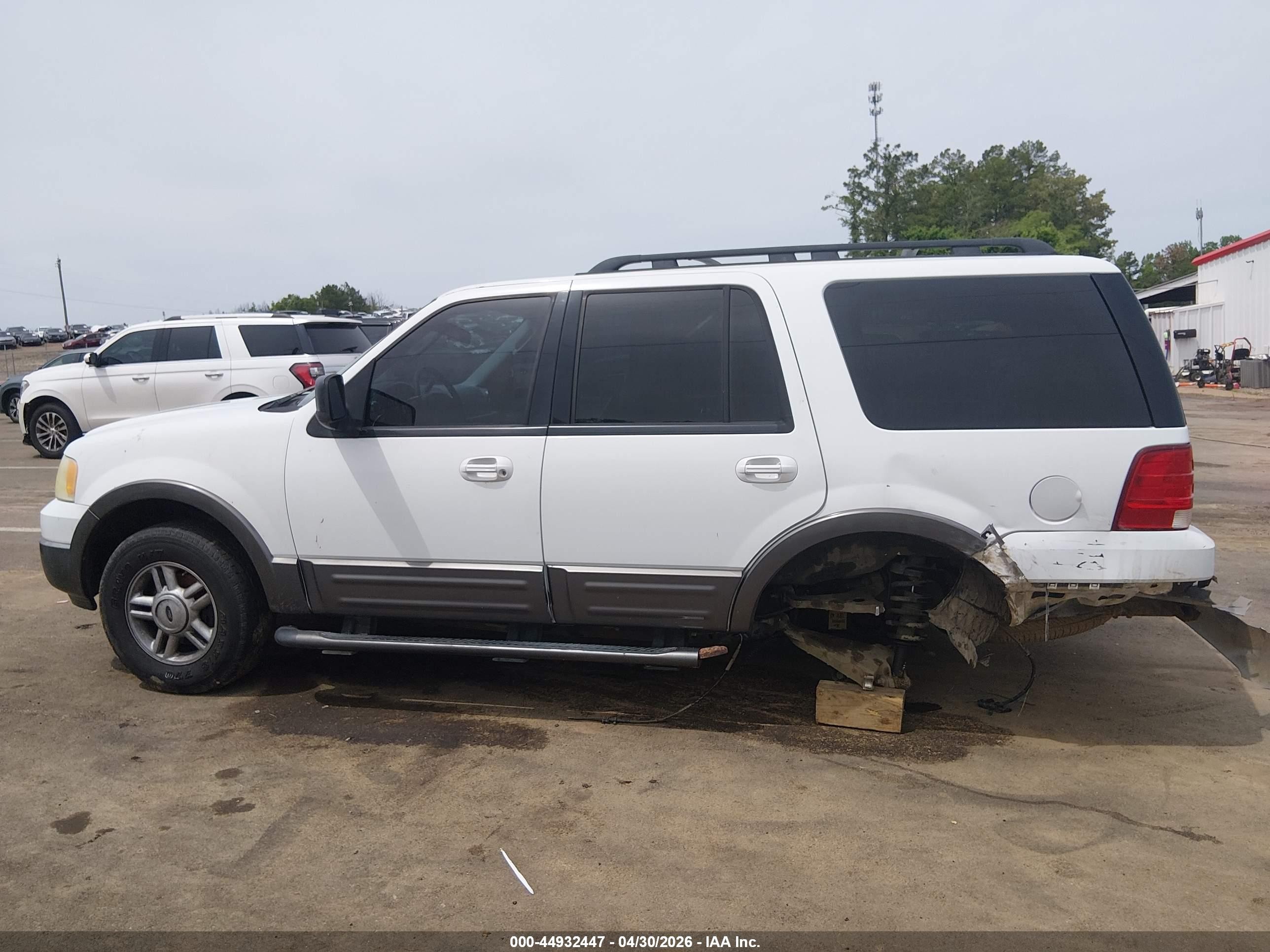 2005 Ford Expedition Xlt Белый vin: 1FMPU15515LA28775