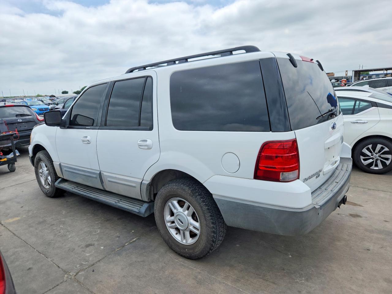 2005 Ford Expedition Xlt White vin: 1FMPU15525LA29336