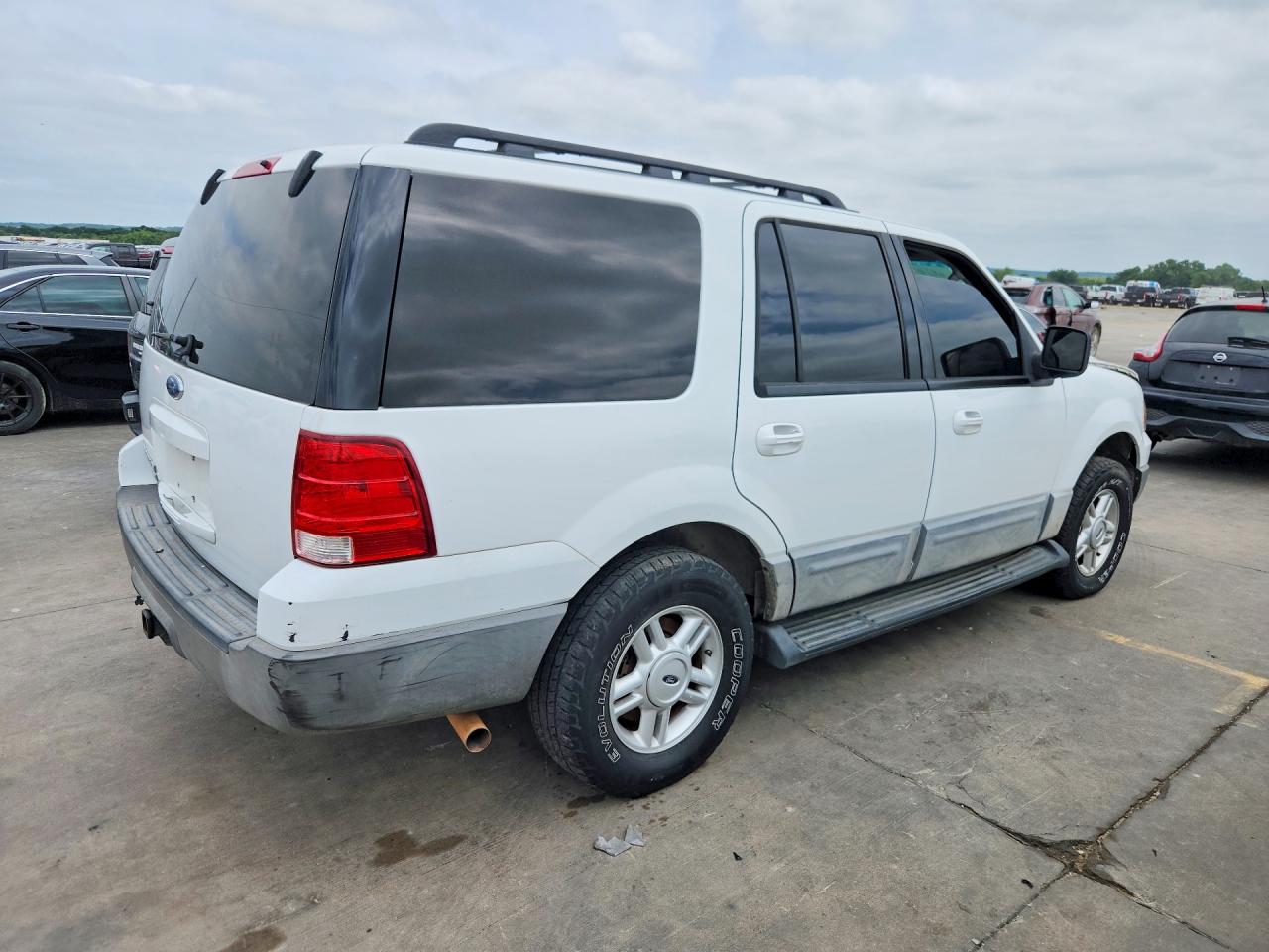 2005 Ford Expedition Xlt White vin: 1FMPU15525LA29336
