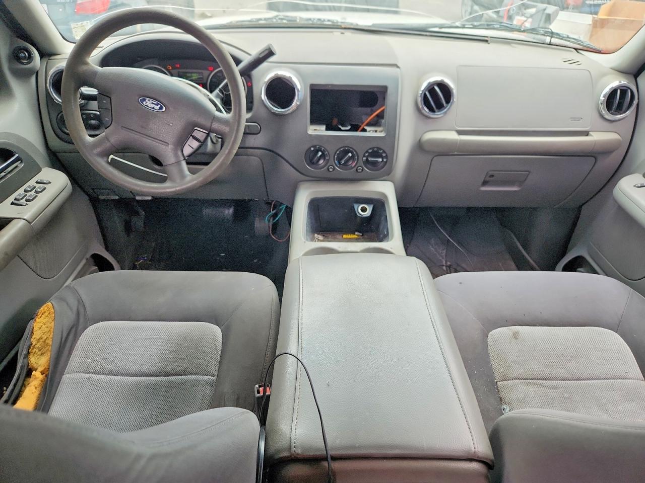 2005 Ford Expedition Xlt White vin: 1FMPU15525LA29336
