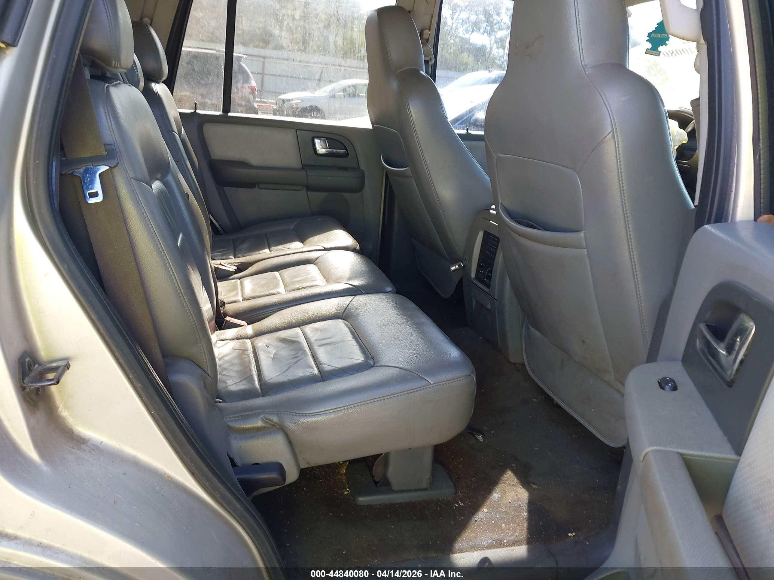 2005 Ford Expedition Xlt Silver vin: 1FMPU15595LB05750