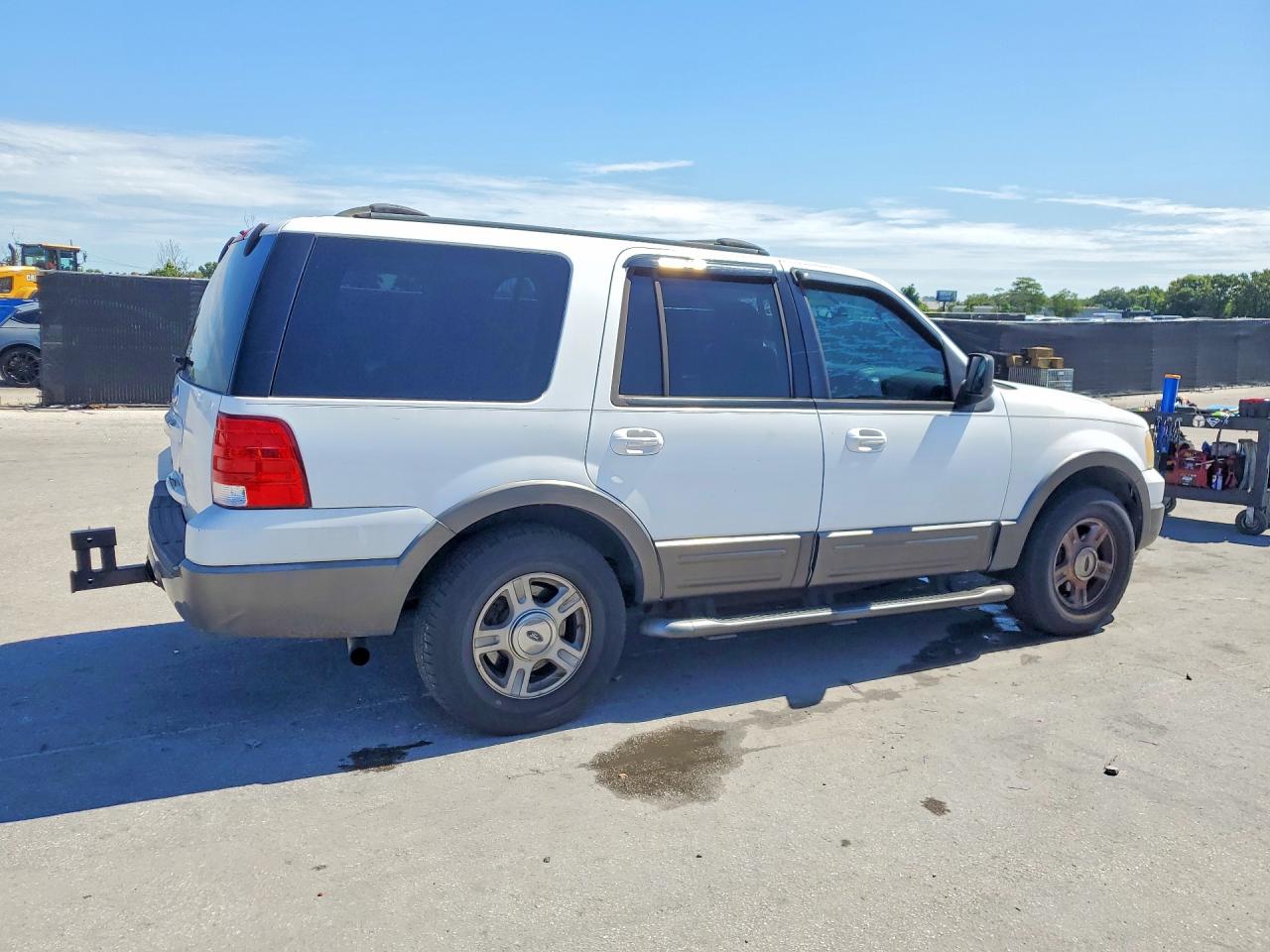 2004 Ford Expedition Xlt White vin: 1FMPU15L14LB88572