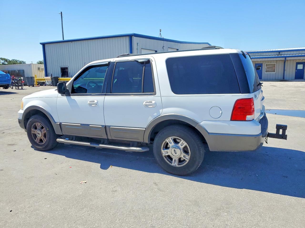 2004 Ford Expedition Xlt White vin: 1FMPU15L14LB88572