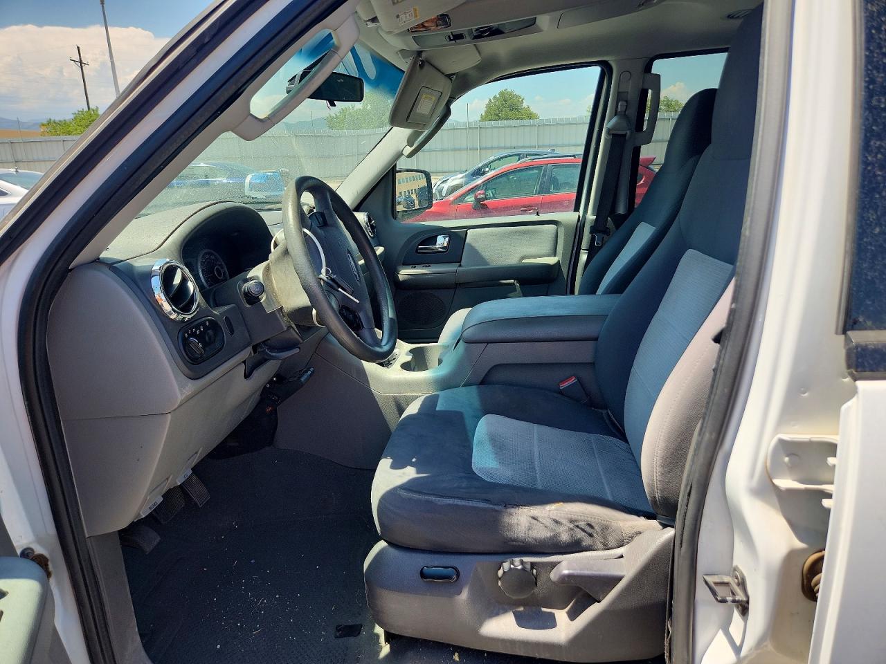 2005 Ford Expedition Xlt Белый vin: 1FMPU16525LA06234