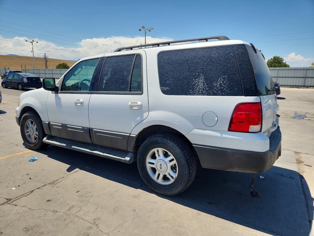 2005 Ford Expedition Xlt Белый vin: 1FMPU16525LA06234