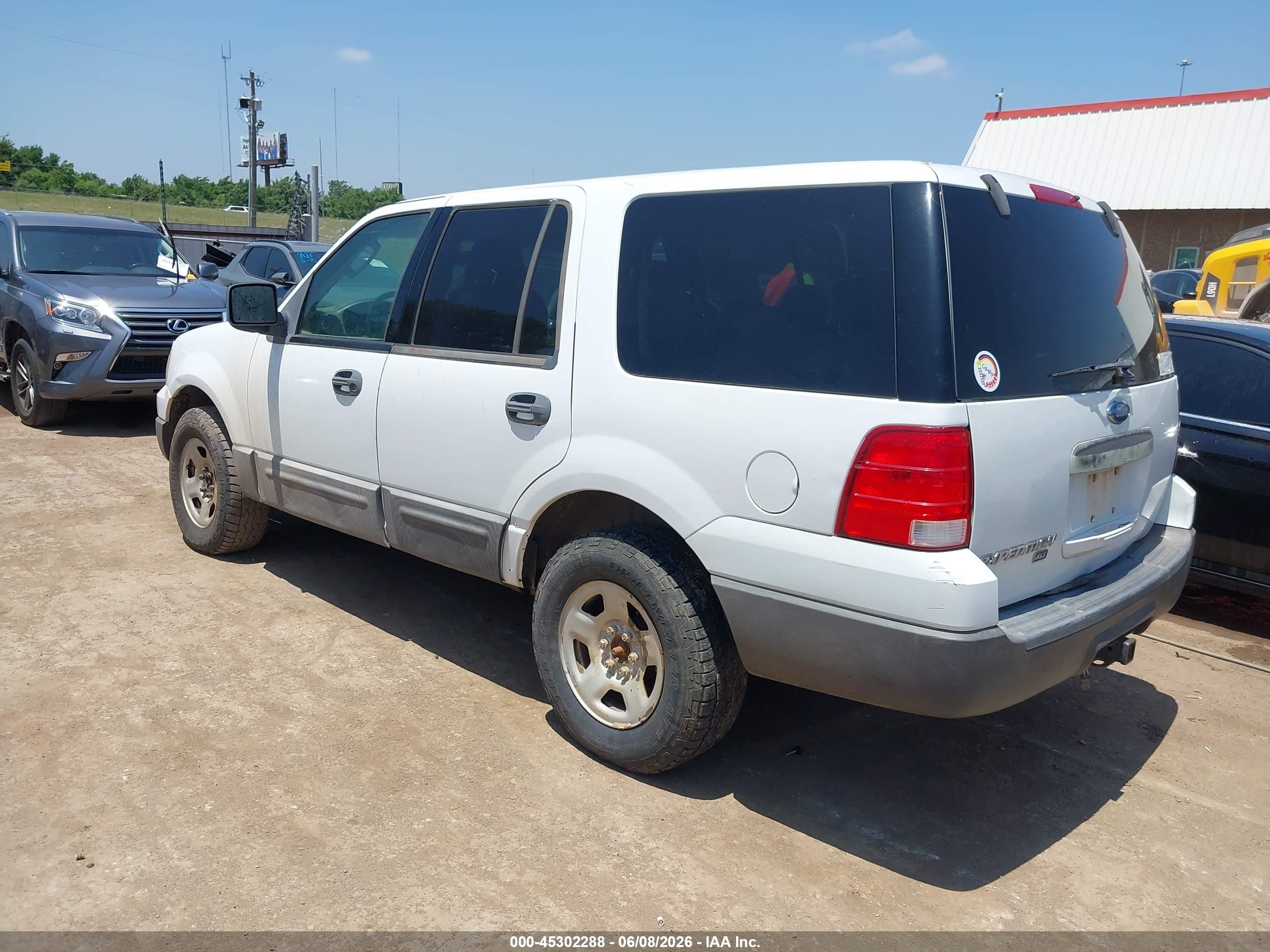 2005 Ford Expedition Xlt Белый vin: 1FMPU16555LB04402