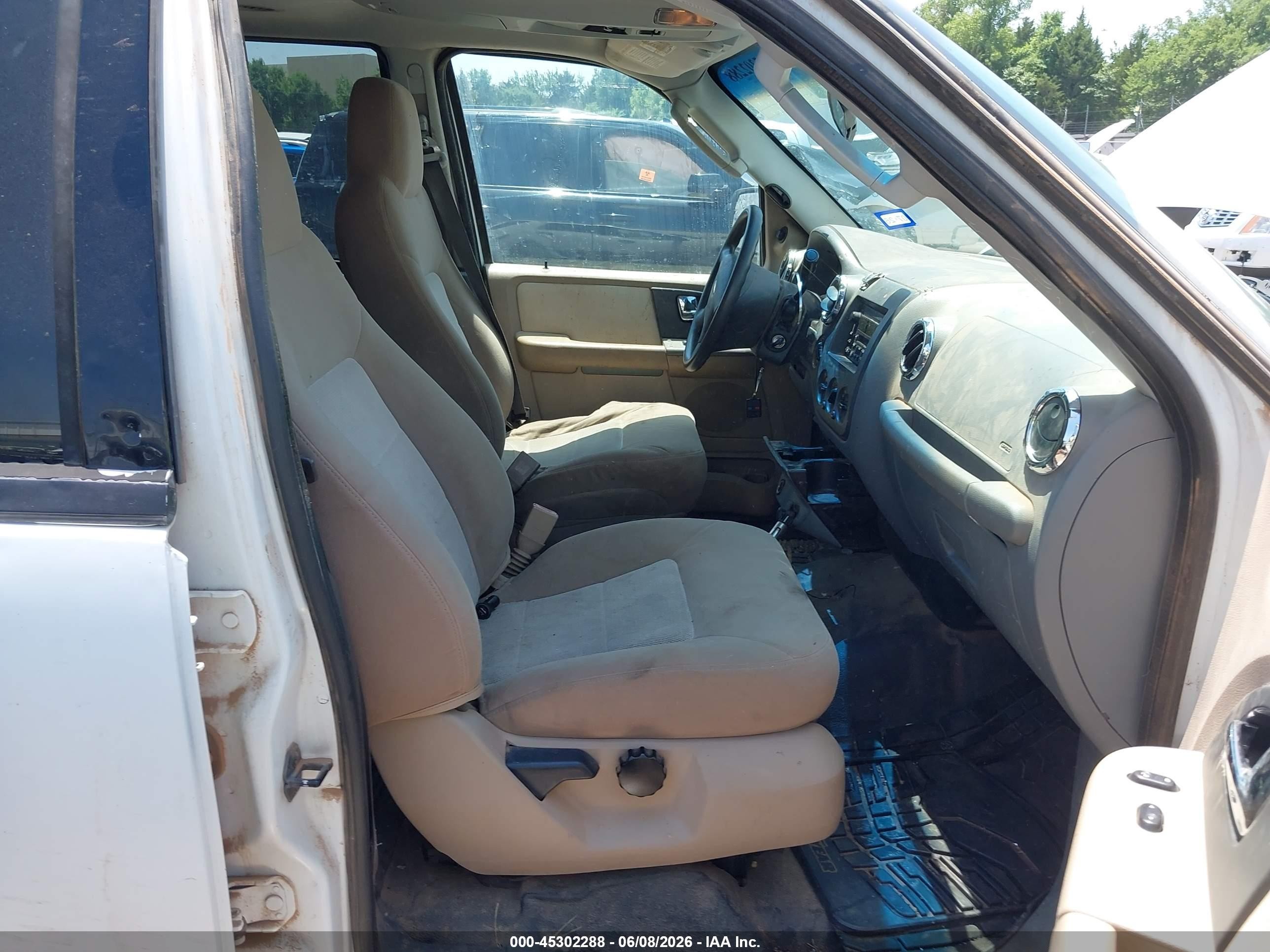 2005 Ford Expedition Xlt Белый vin: 1FMPU16555LB04402