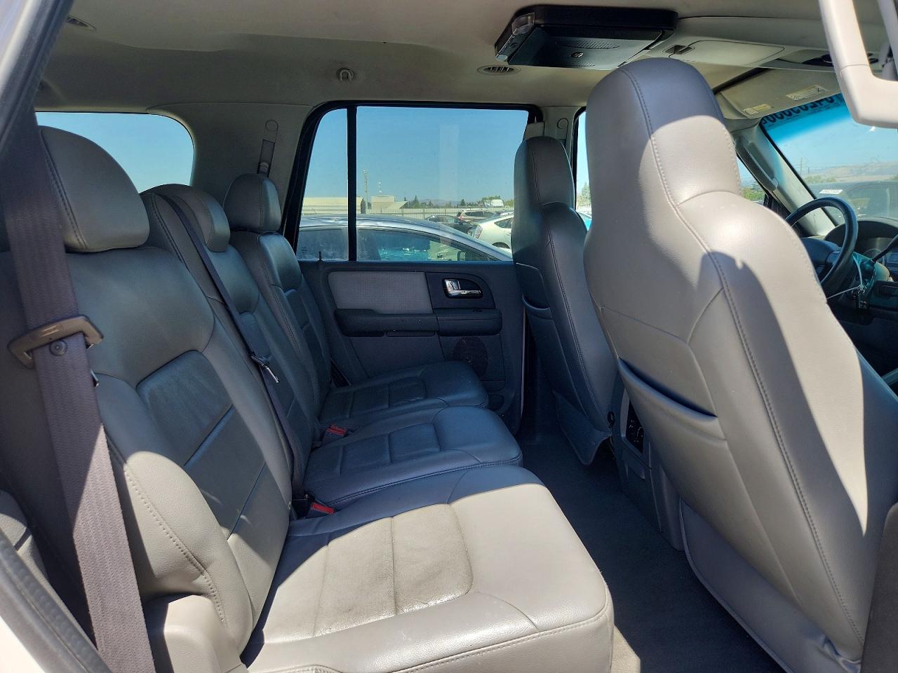 2005 Ford Expedition Xlt Белый vin: 1FMPU16565LA37955