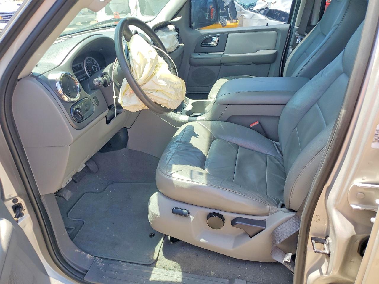 2005 Ford Expedition Xlt Silver vin: 1FMPU16575LA81740