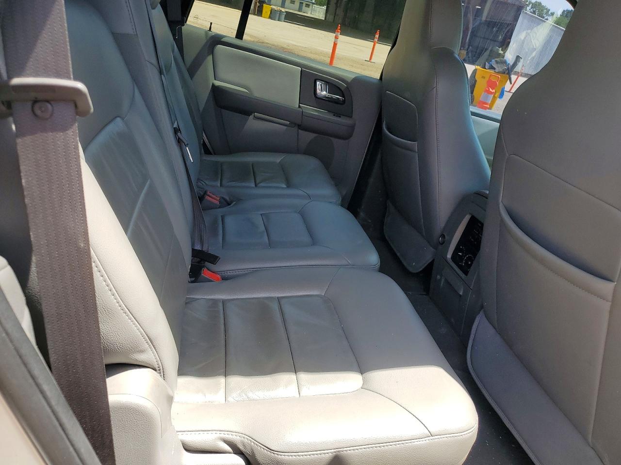 2005 Ford Expedition Xlt Silver vin: 1FMPU16575LA81740