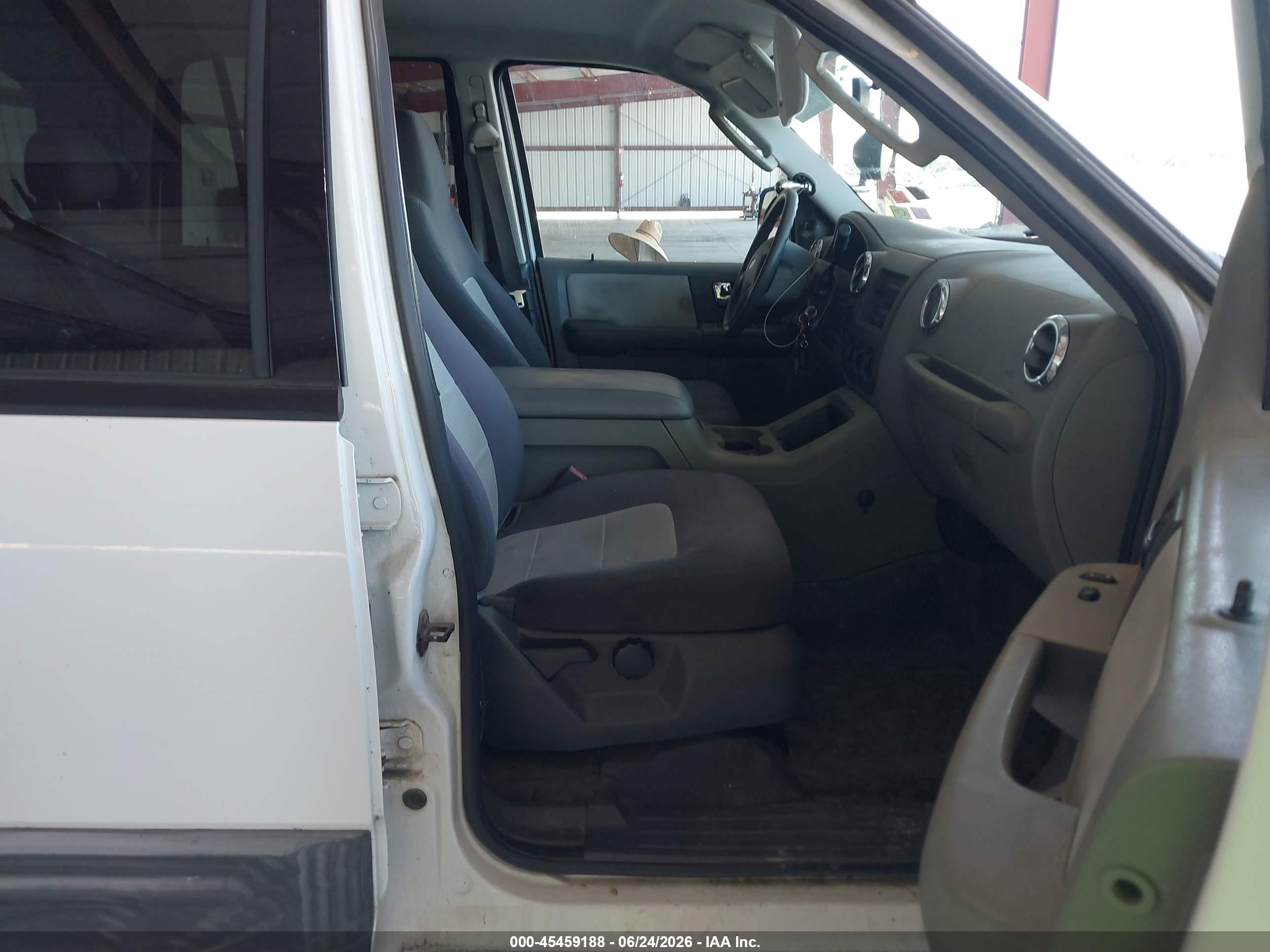 2005 Ford Expedition Xlt White vin: 1FMPU16595LA92982