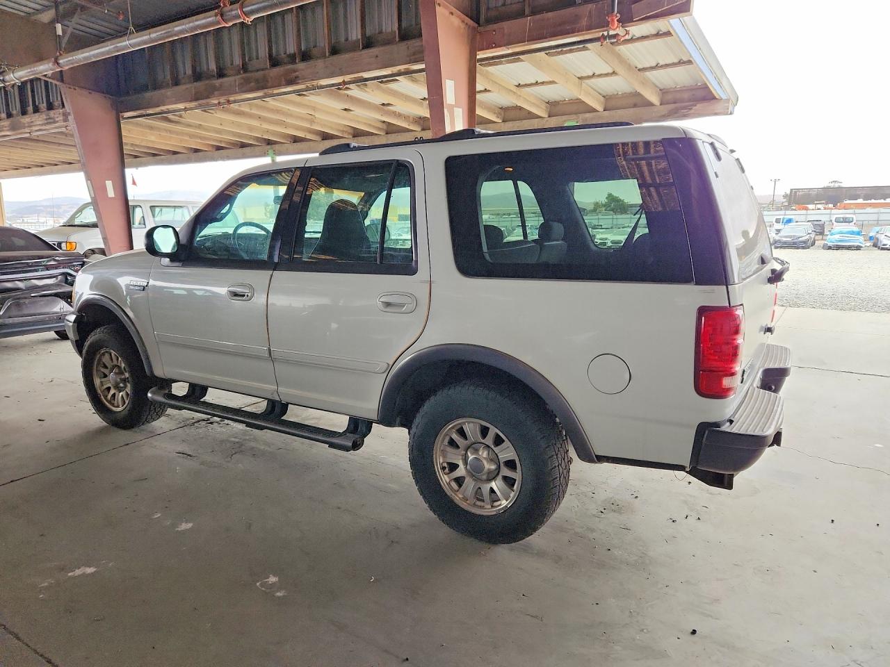 2001 Ford Expedition Xlt White vin: 1FMPU16L11LA21669