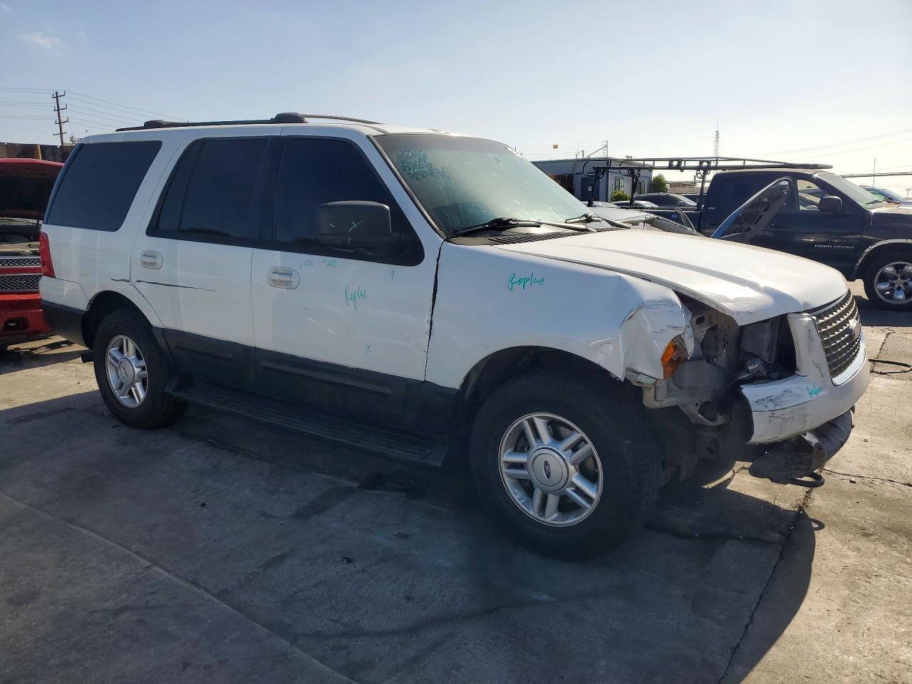 2004 Ford Expedition Xlt Белый vin: 1FMPU16L44LB28686