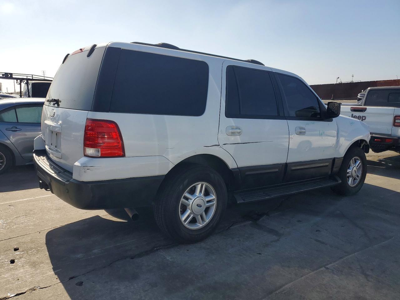 2004 Ford Expedition Xlt Белый vin: 1FMPU16L44LB28686