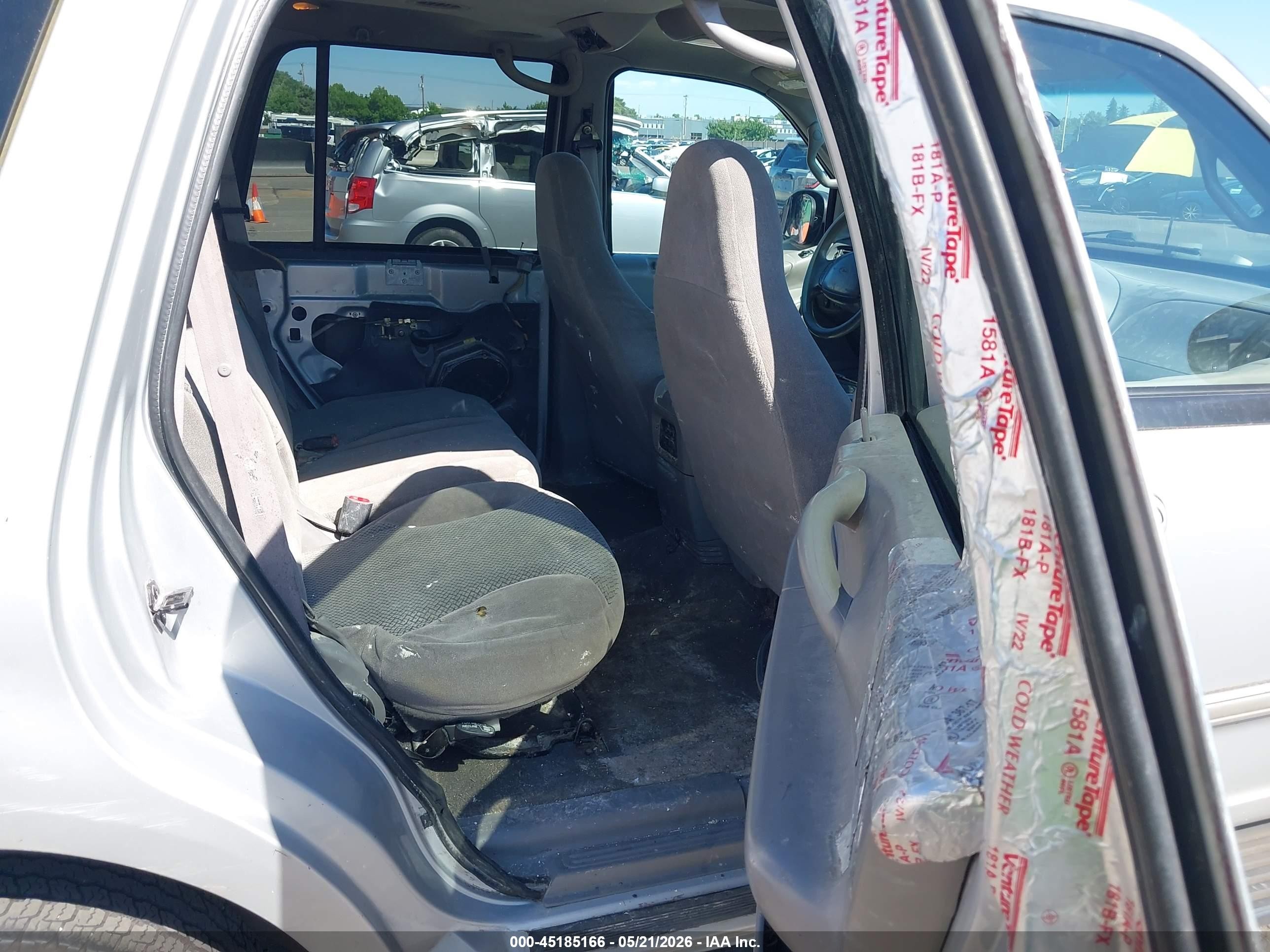 2002 Ford Expedition Xlt Silver vin: 1FMPU16L52LA87921