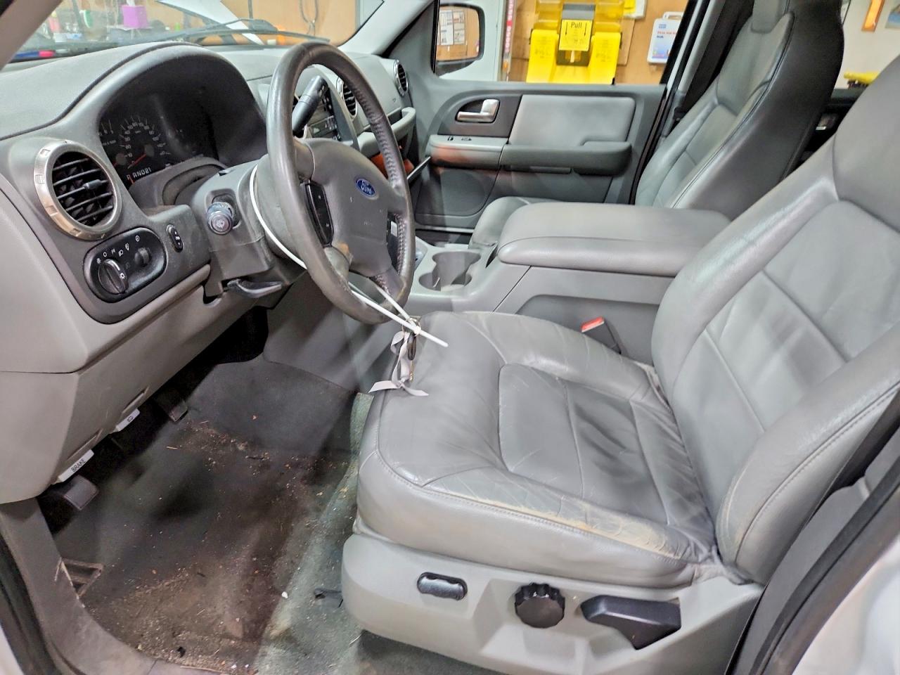 2004 Ford Expedition Xlt White vin: 1FMPU16L64LB49832