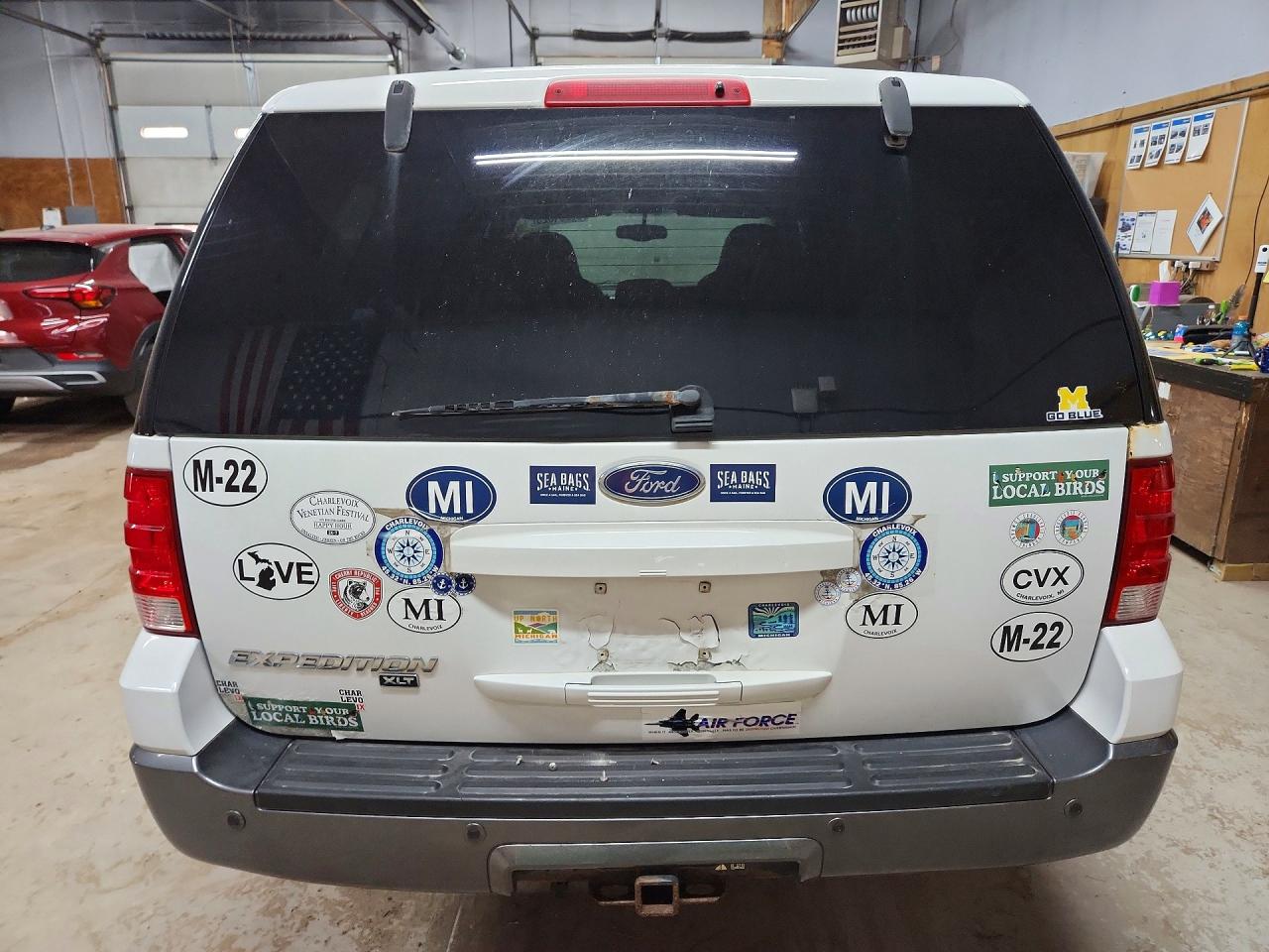 2004 Ford Expedition Xlt White vin: 1FMPU16L64LB49832