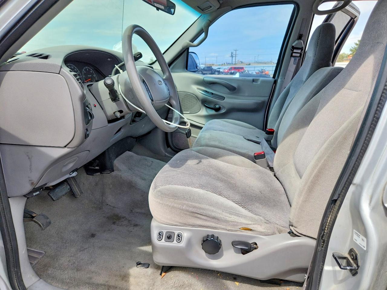 1998 Ford Expedition Silver vin: 1FMPU18L5WLC12547