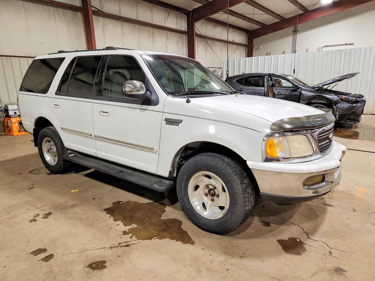1998 Ford Expedition White vin: 1FMPU18L6WLC32922