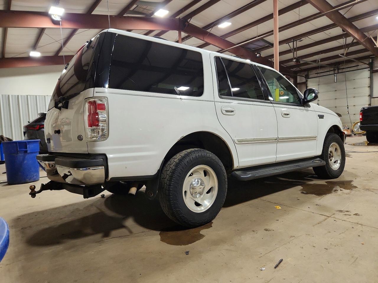 1998 Ford Expedition White vin: 1FMPU18L6WLC32922