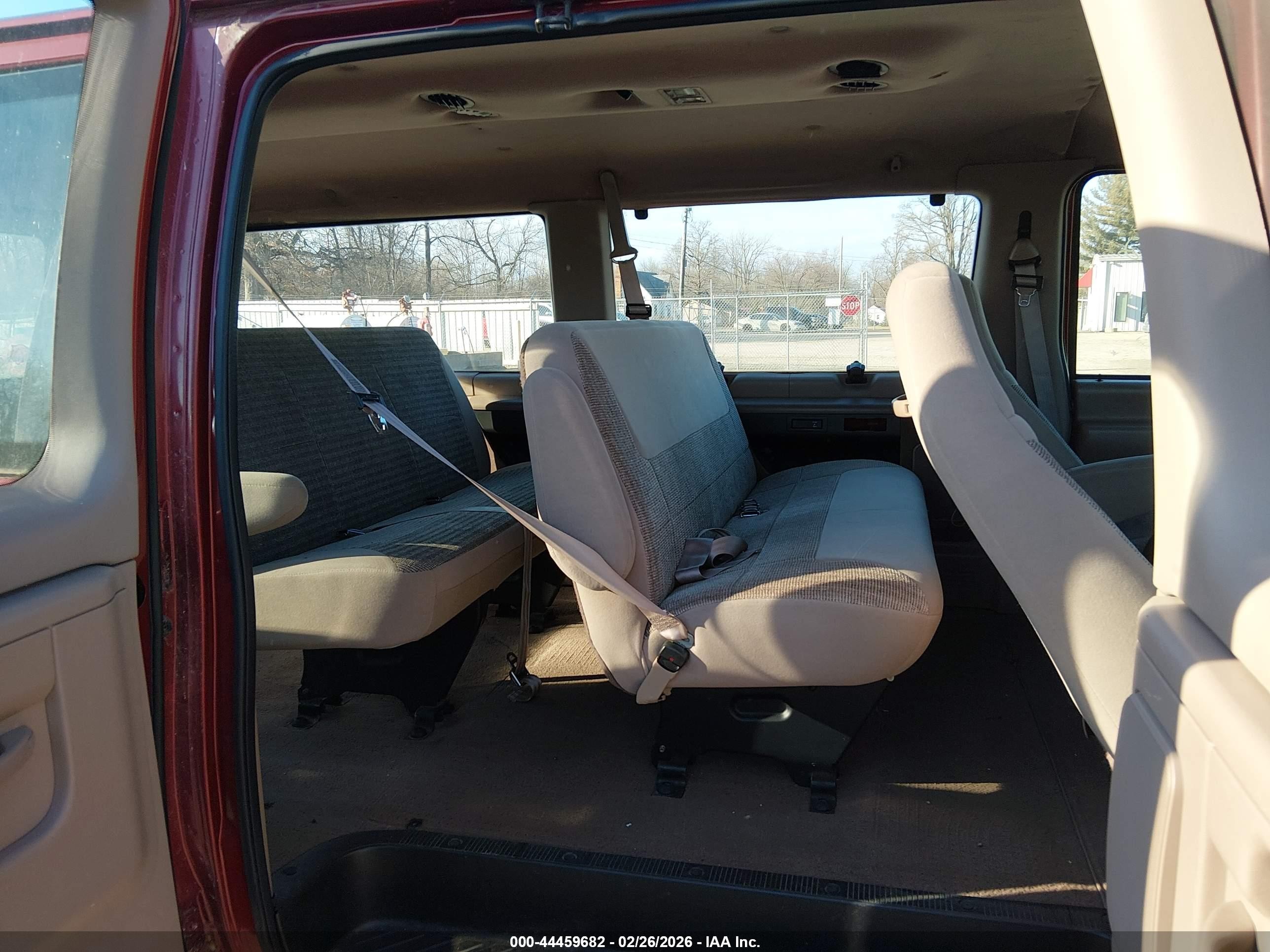 1998 Ford Club Wagon Xl/xlt Red vin: 1FMRE1165WHA24253
