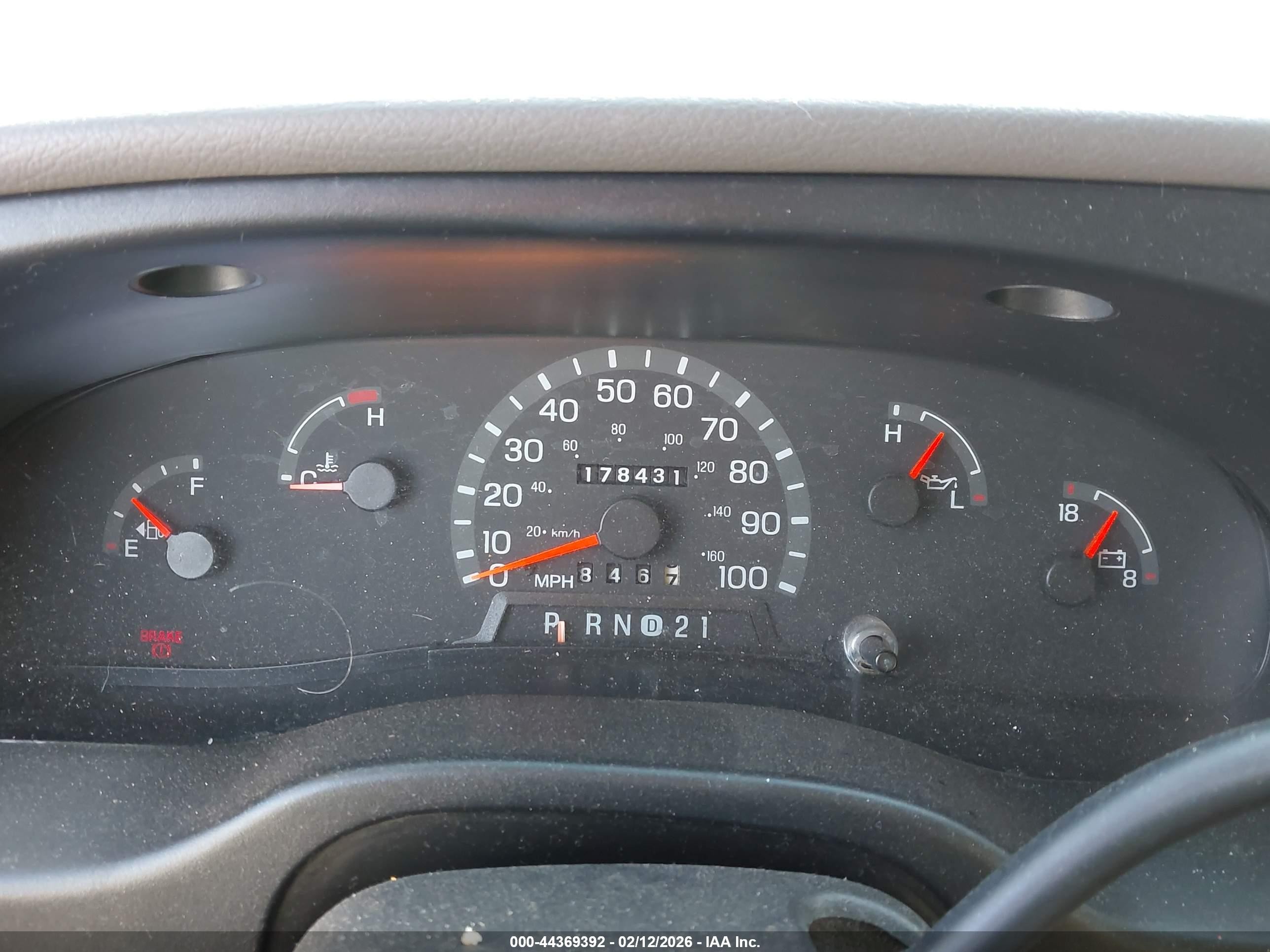 1998 Ford Club Wagon Xl/xlt Red vin: 1FMRE116XWHB99999