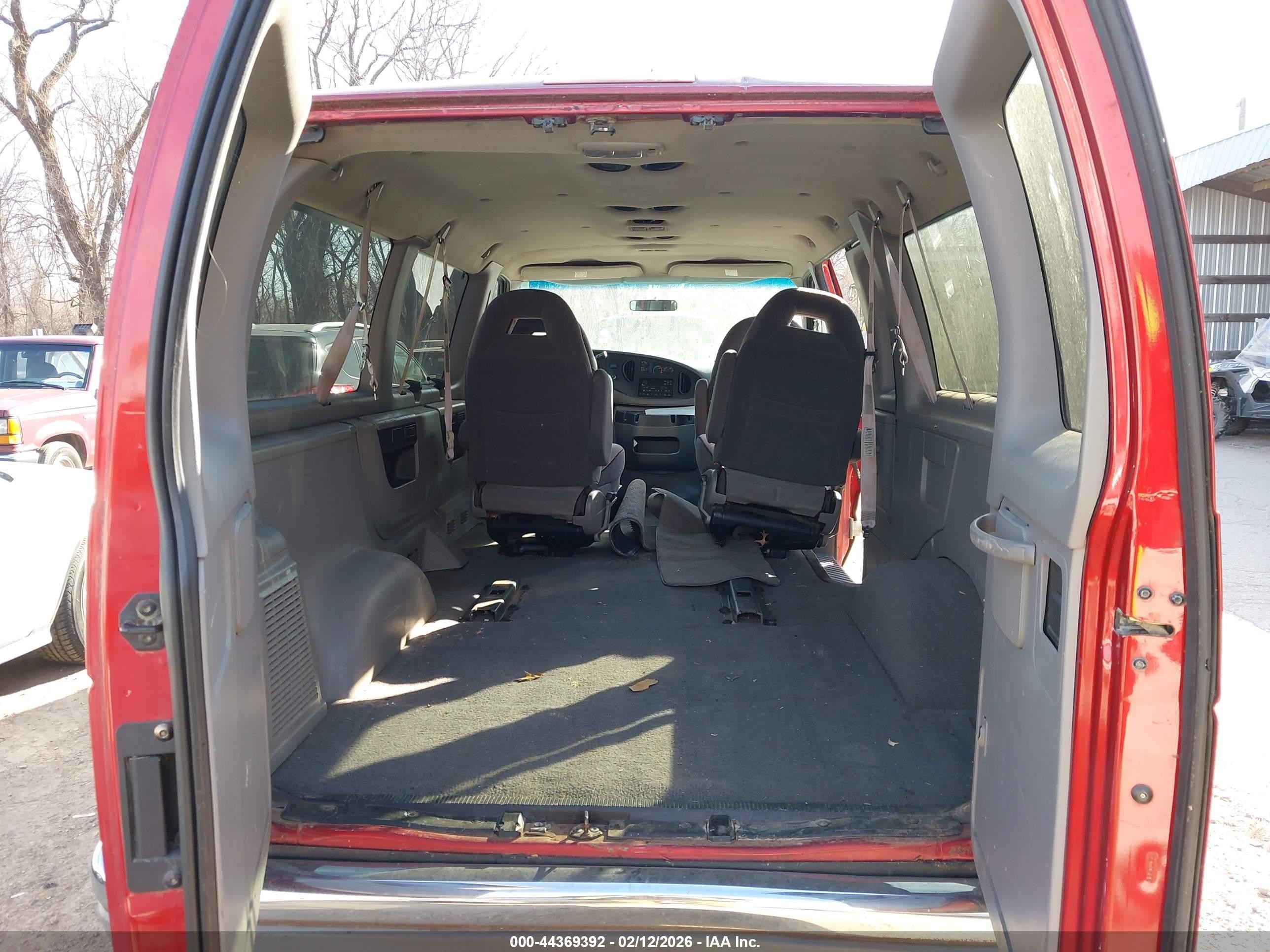 1998 Ford Club Wagon Xl/xlt Red vin: 1FMRE116XWHB99999