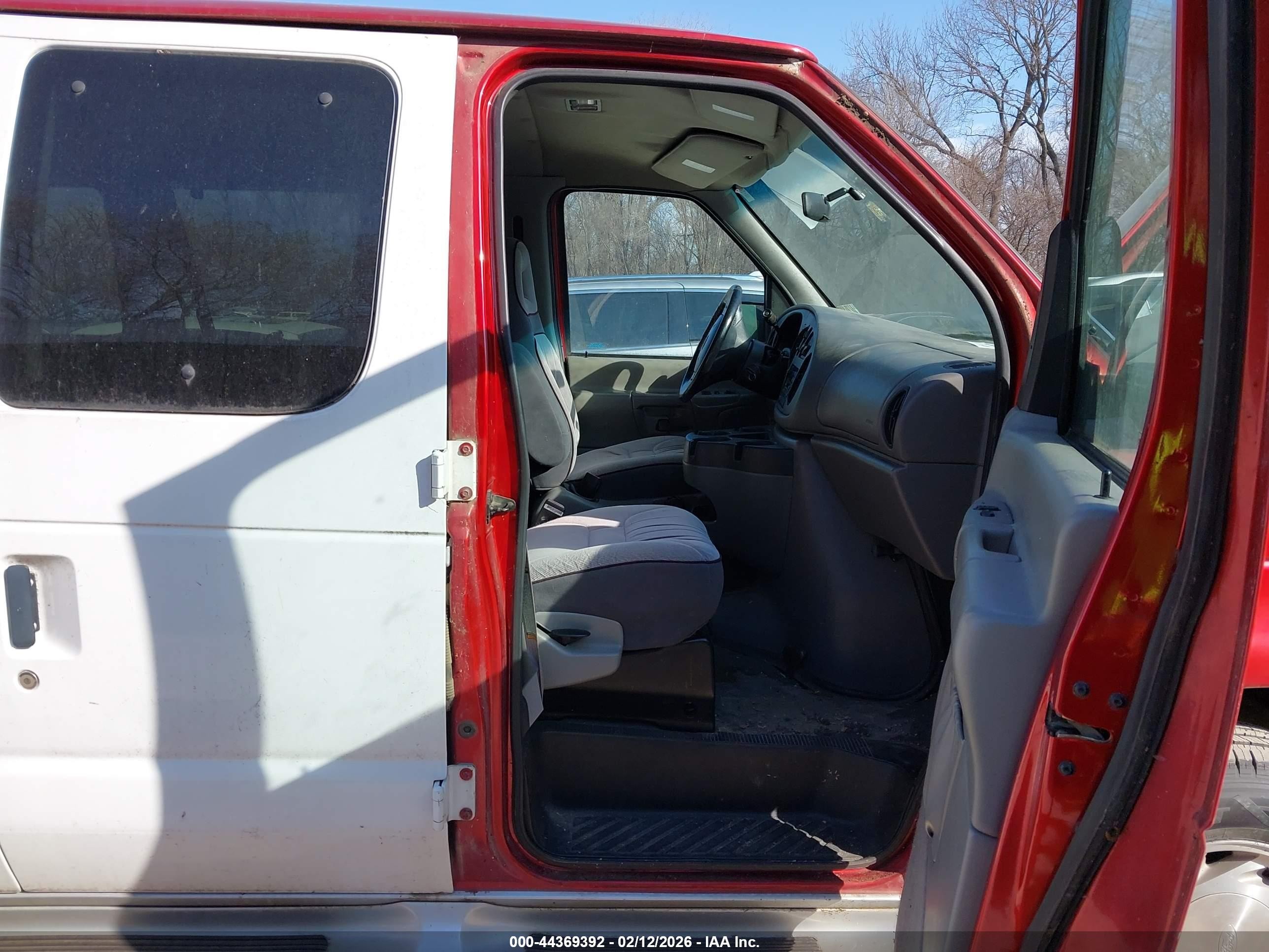1998 Ford Club Wagon Xl/xlt Red vin: 1FMRE116XWHB99999