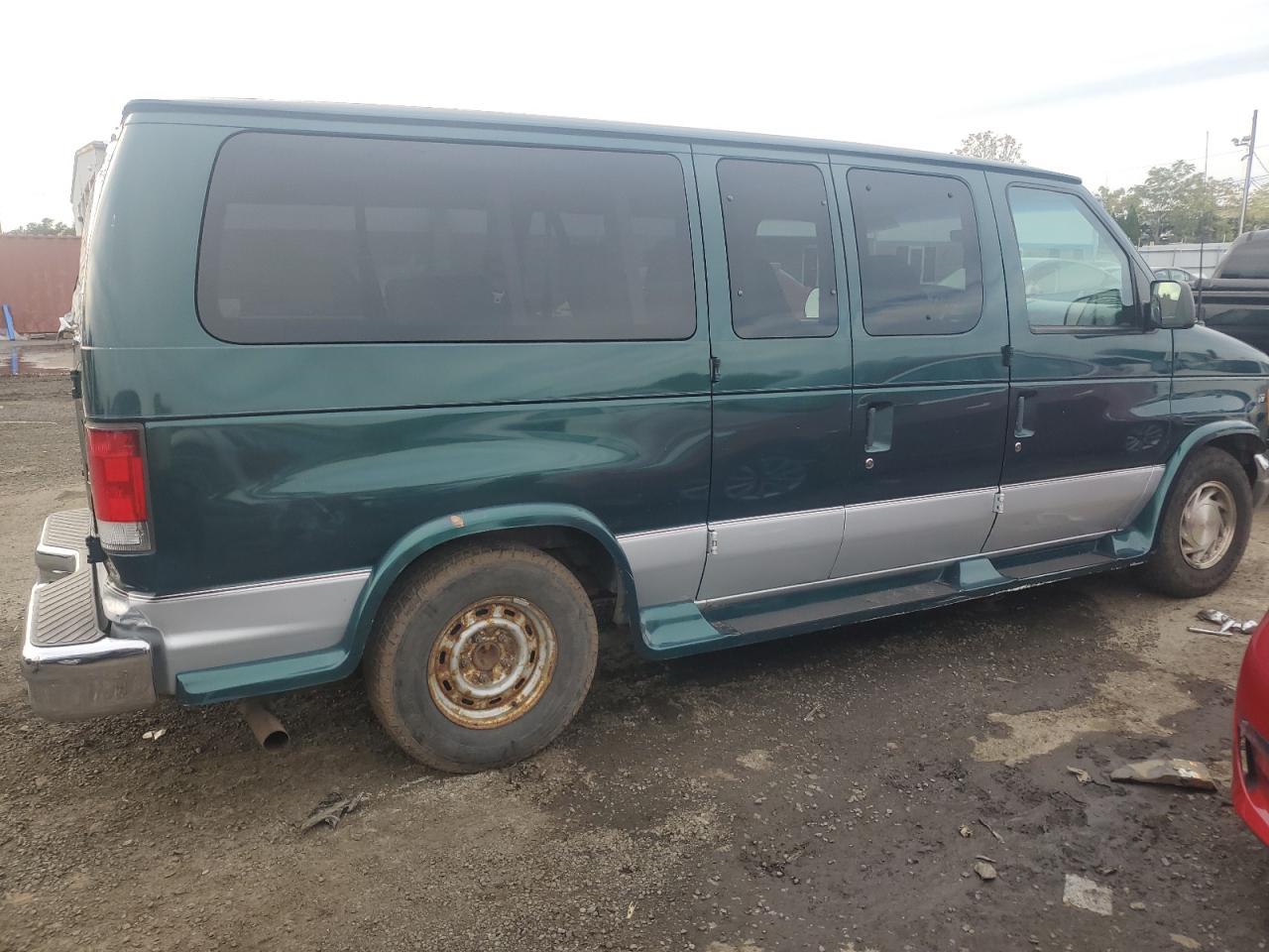 2000 Ford Econoline E150 Wagon Green vin: 1FMRE11L3YHB60731
