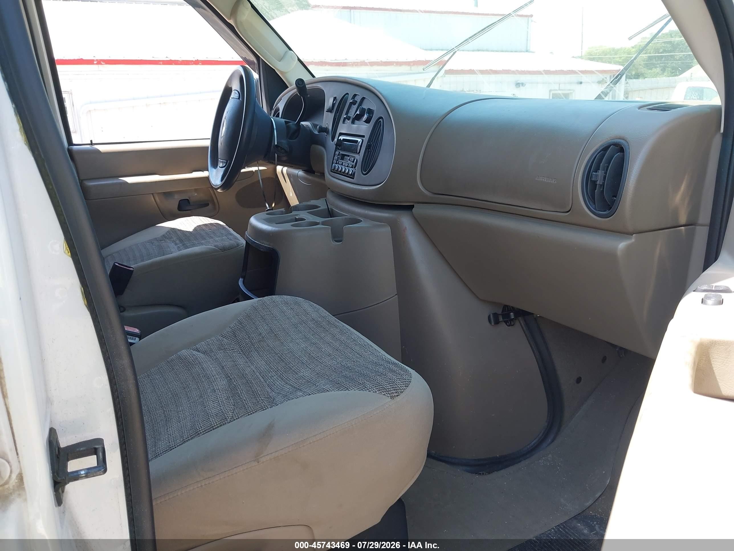 2003 Ford E-150 Chateau/xl/xlt White vin: 1FMRE11L43HA85661