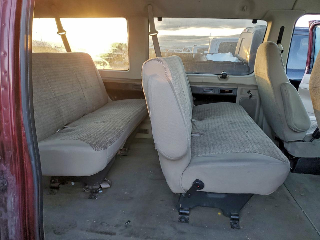 2004 Ford Econoline E150 Wagon Maroon vin: 1FMRE11L44HA90909