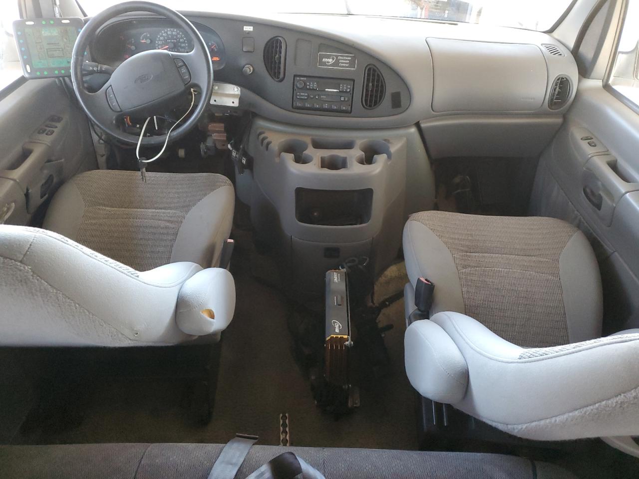 2001 Ford Econoline E150 Wagon White vin: 1FMRE11L61HA97209