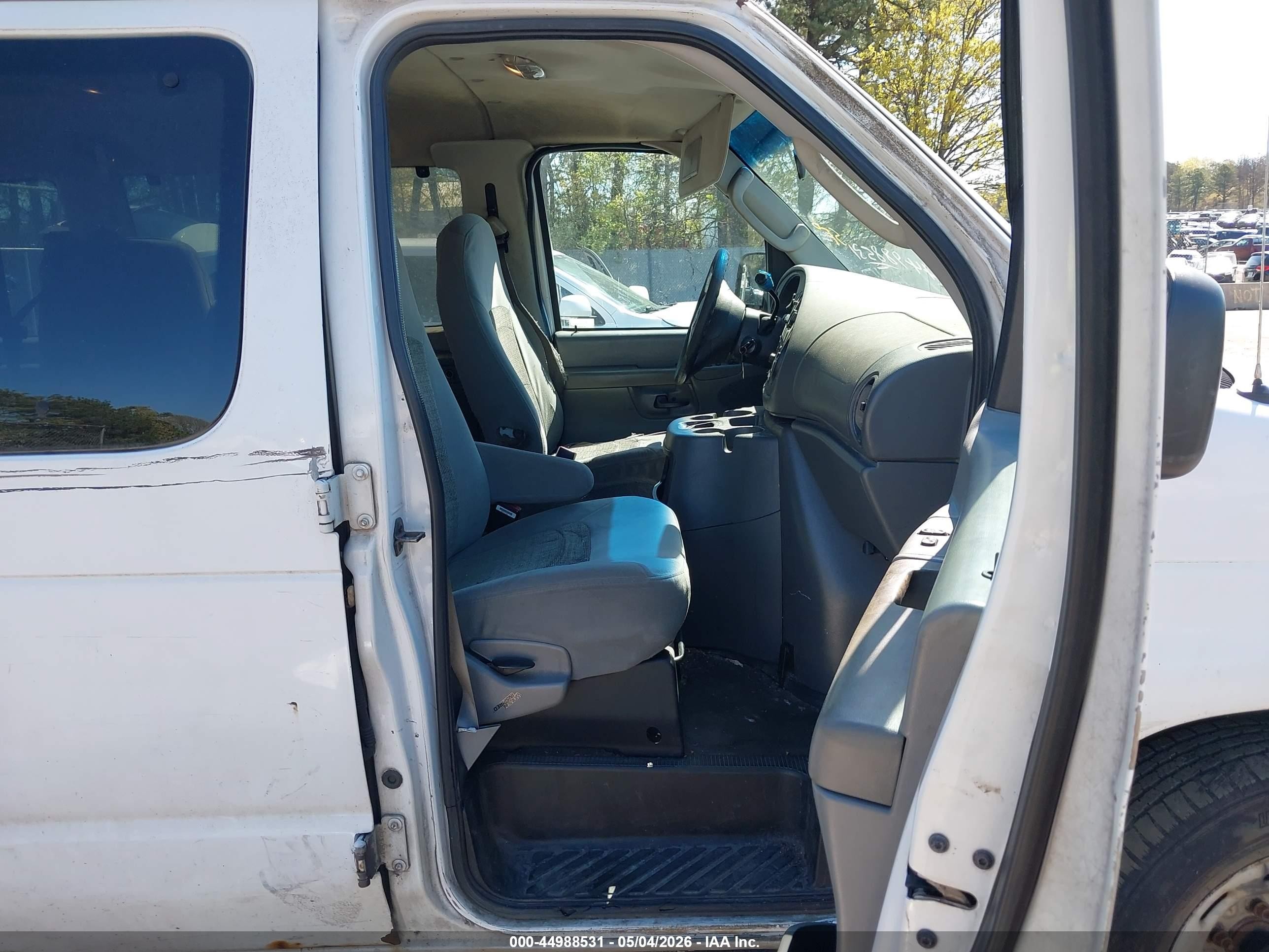 2005 Ford E-150 Chateau/xl/xlt White vin: 1FMRE11L75HB18882
