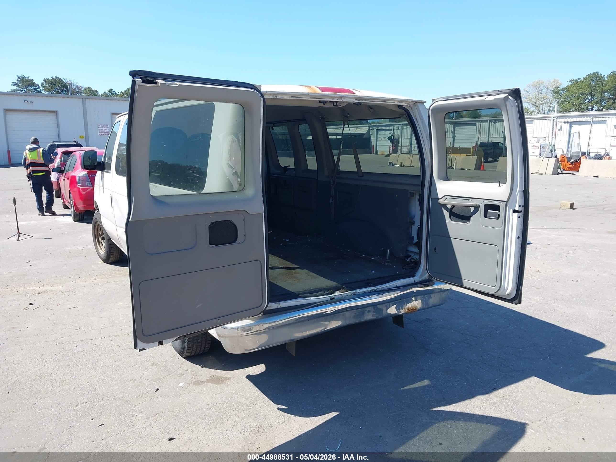 2005 Ford E-150 Chateau/xl/xlt White vin: 1FMRE11L75HB18882