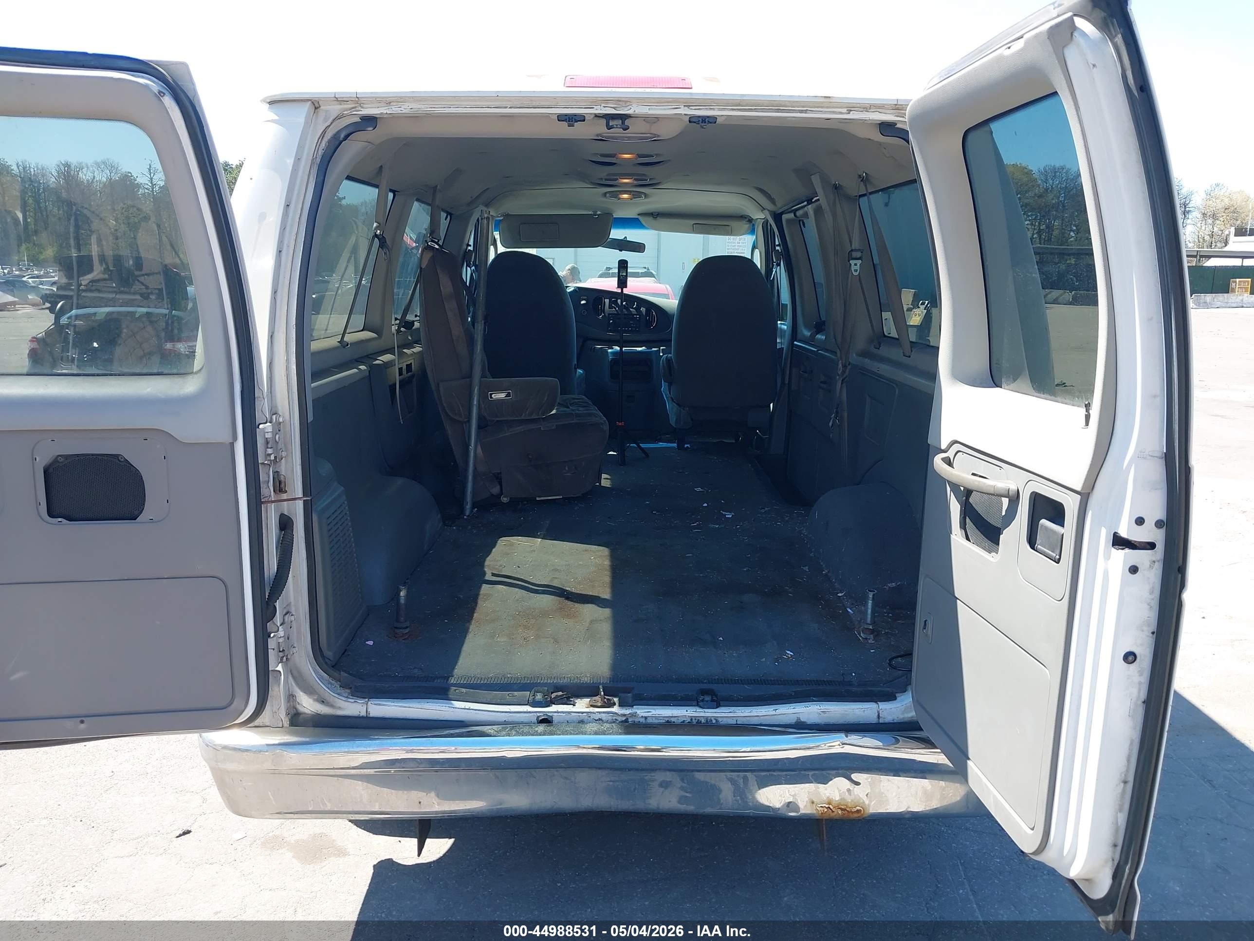 2005 Ford E-150 Chateau/xl/xlt White vin: 1FMRE11L75HB18882