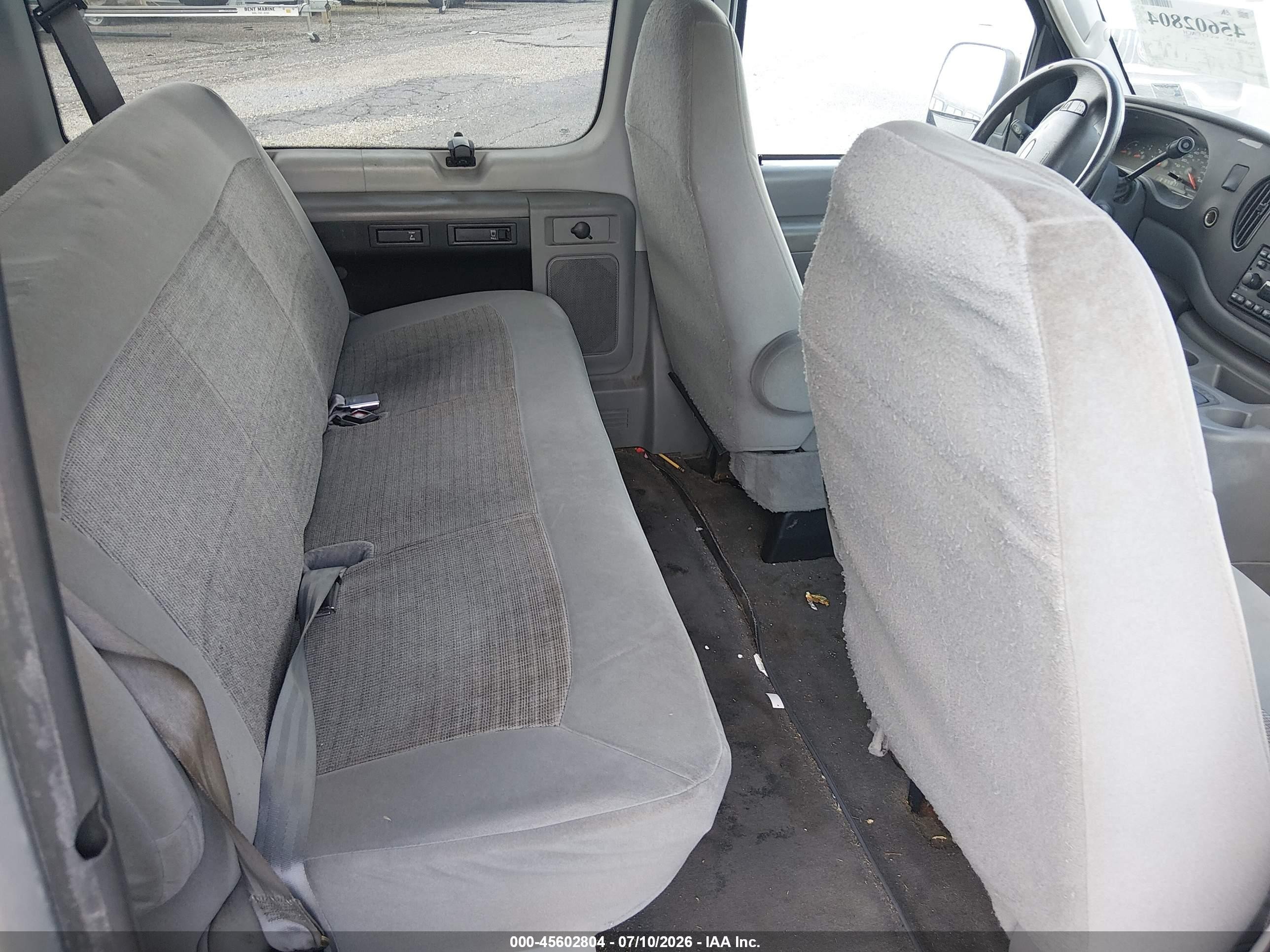 2005 Ford E-150 Chateau/xl/xlt Silver vin: 1FMRE11L95HB00173