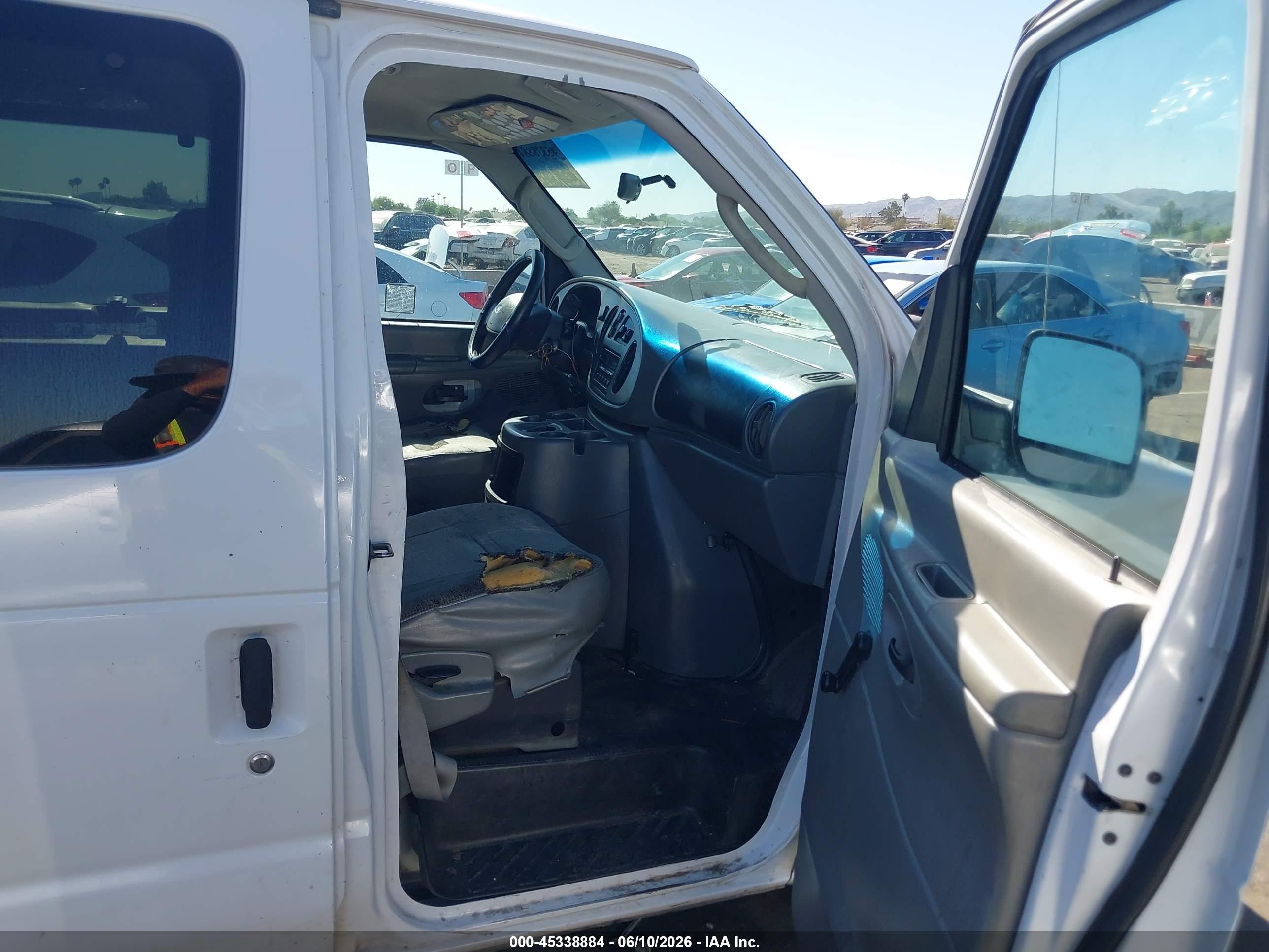 2003 Ford E-150 Chateau/xl/xlt White vin: 1FMRE11W33HB11449