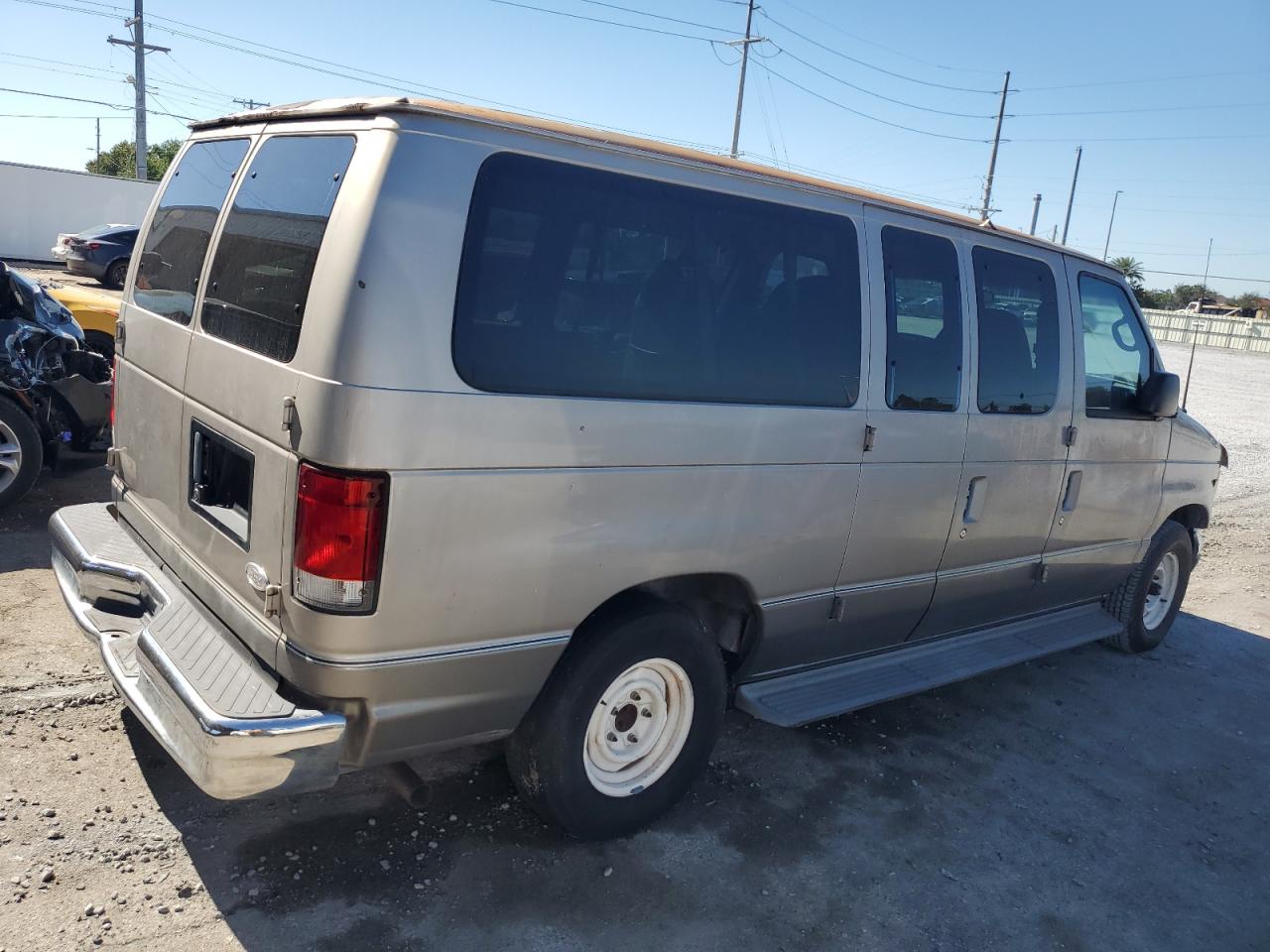 2001 Ford Econoline E150 Wagon Tan vin: 1FMRE11W91HB52830