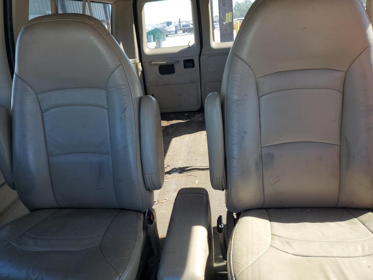 2001 Ford Econoline E150 Wagon Tan vin: 1FMRE11W91HB52830